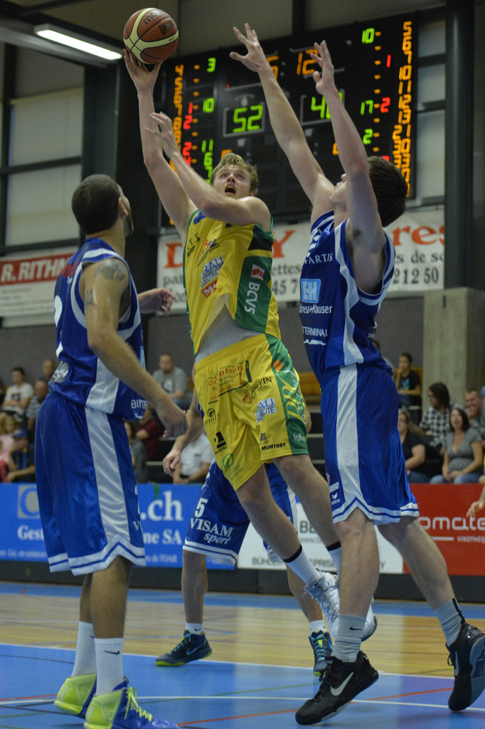 Le joueur Montheysan Steven Idlet, centre, lutte pour le ballon avec les joueurs Balois Williams Kaylon, gauche et A.J. Pacher, lors du match du championnat suisse de LNA de basketball entre le BBC Monthey et le Starwings Basket Regio Basel, ce samedi 4 o