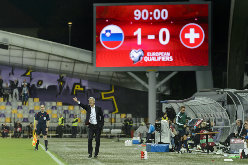 Swiss head coach Vladimir Petkovic looks desapointed after the UEFA EURO 2016 qualifying soccer match Slovenia against Switzerland at the Ljudski vrt Stadium in Maribor, Slovenia, Thursday, October 9, 2014. (KEYSTONE/Laurent Gillieron)