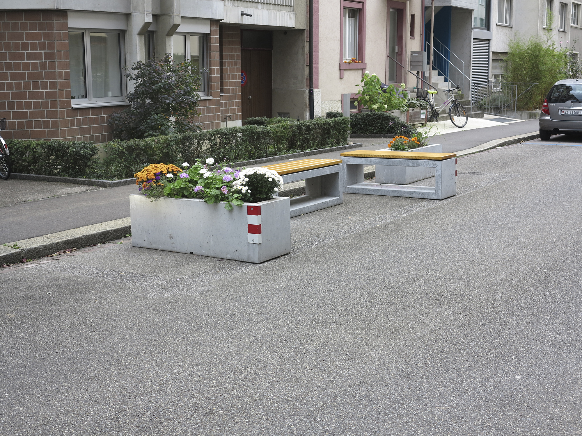 Sitzgelegenheiten und Pflanzentröge als Verkehrshindernisse in der Tempo-20-Zone «Frohburgstrasse».