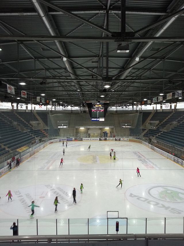 Innenansicht der St. Jakob-Arena, die 2002 eröffnet wurde, um maximal 6600 Zuschauer zu fassen.