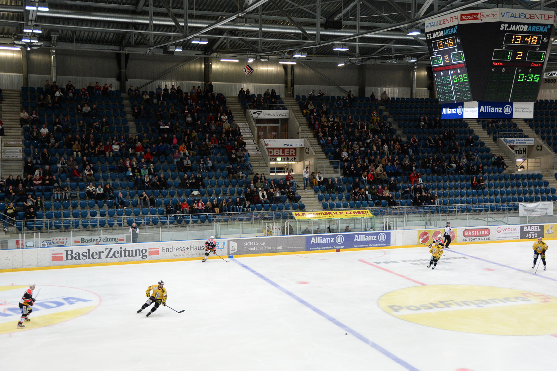Mehr Zuspruch als erwartet: Fast 1000 Zuschauer bevökerten die Tribünen der St. Jakob-Arena zum ersten Heimspiel des EHC Basel KLH.