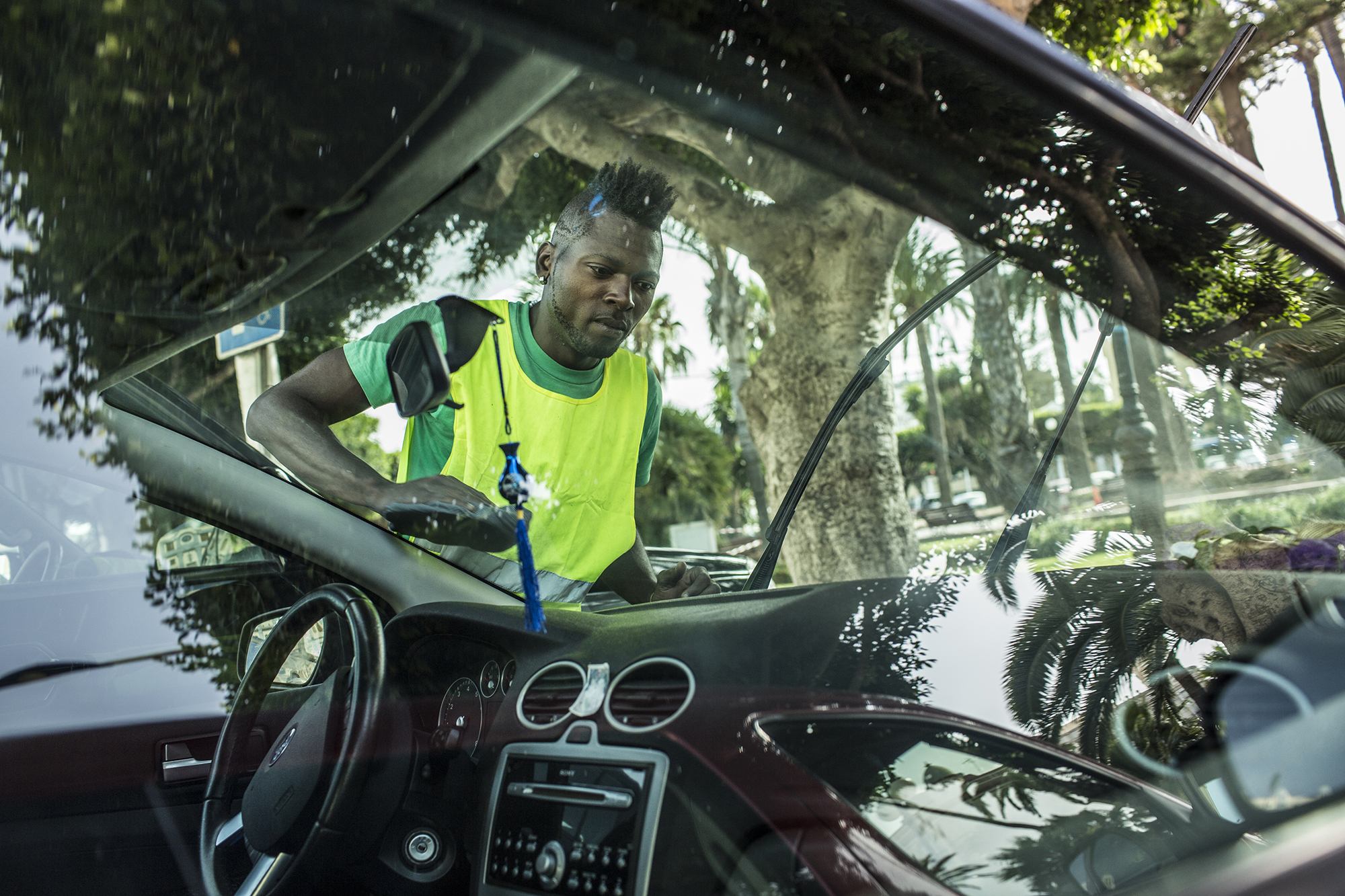 Melilla, 04.08.2014 XY, Migrant aus Kamerun, beim Autowaschen im Stadtzentrum von Melilla, Spanien. Mit dem Autowaschen verdienen sich die Migranten ein paar Euro am Tag. Photo by Pascal Mora