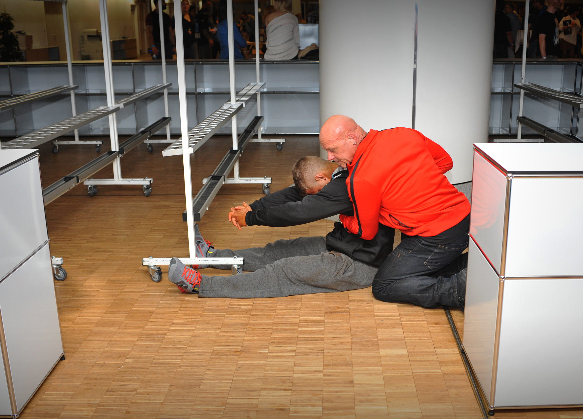 Aufgrund des harten Trainings hatte dieser Athlet eine Muskelverhärtung. Sein Kollege versucht die Verhärtung wegzutriggern.