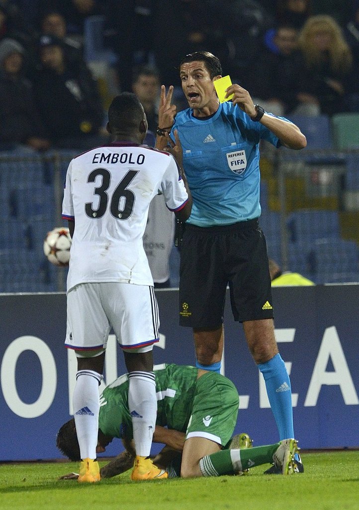 epa04458561 German referee Deniz Aytekin shows a yellow card to Breel Embolo of FC Basel during their UEFA Champions League Group B soccer match between Ludogorets Razgrad and FC Basel at Vassil Levski Stadium in Sofia, Bulgaria, 22 October 2014. EPA/VASSIL DONEV