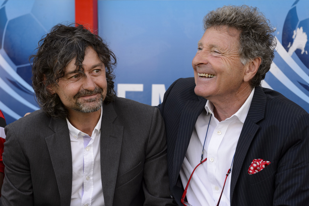 Le manager technique du FC Sion Admir Smajic, gauche, et l'entraineur du FC Sion Jochen Dries, droite, sourient lors de la rencontre de football de Super League entre le FC Sion et le FC Lucerne, ce dimanche 5 octobre 2014 au stade de Tourbillon a Sion. (KEYSTONE/Laurent Gillieron)