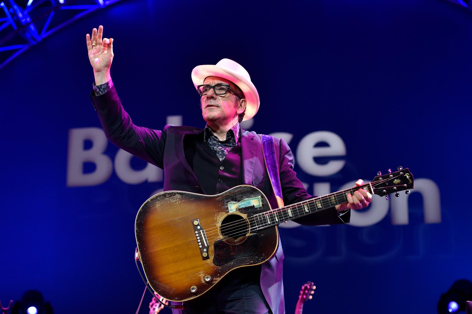 Zwischen den Songs beweist Costello Showman-Qualitäten.