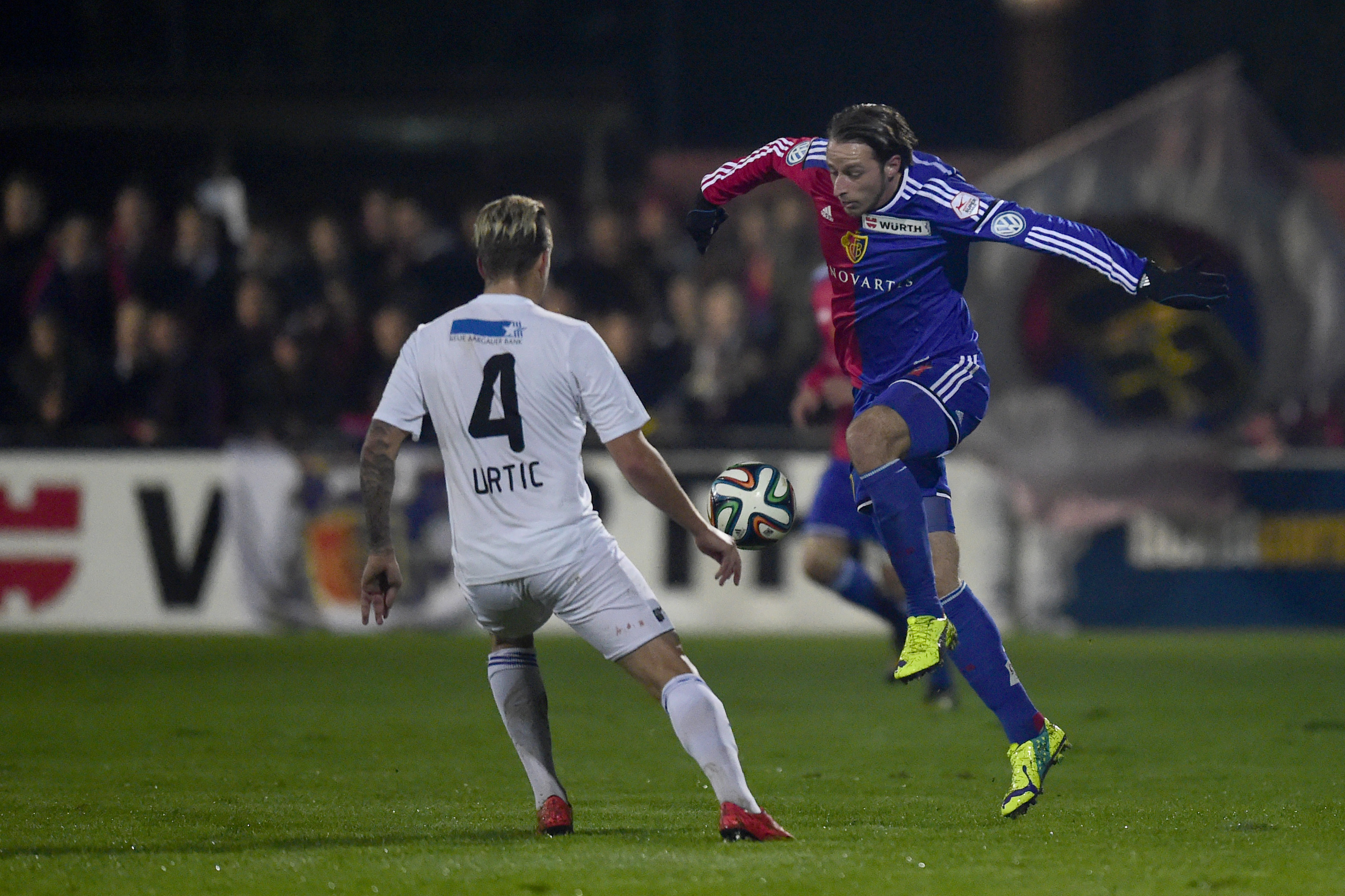 29.10.2014; Wohlen; Fussball Schweizer Cup - FC Woh len- FC Basel; Marijan Urtic (Wohlen) gegen Luca Zuffi (Basel) (Claudia Minder/freshfocus)