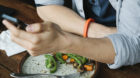 Fitness-Tester wie das Armband Jawbone Up zeichnen Schrittfrequenz, Schlafverhalten und Herzfrequenz auf.