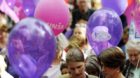 Mehrere Hundert DemonstrantInnen fordern die Gleichstellung, anlaesslich des Frauenstreiktages am Dienstag, 14. Juni 2011, in