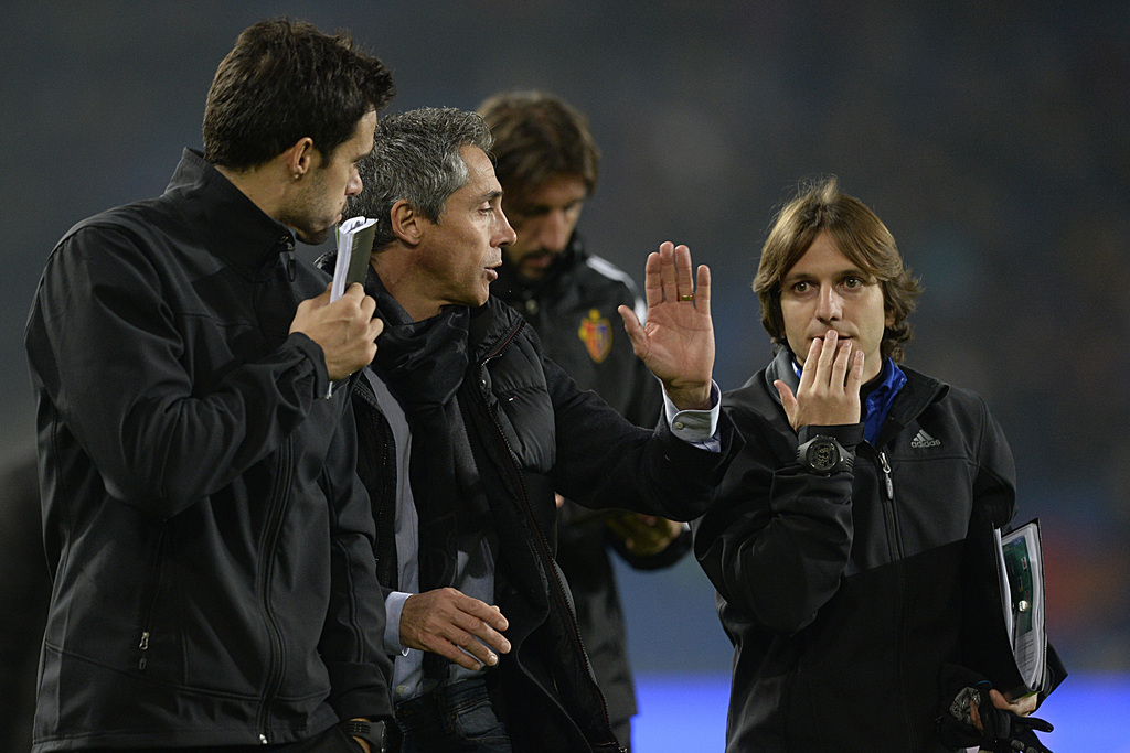 Der Basler Trainer Paulo Sousa, Mitte, verlaesst den Platz zur Pause im Fussball Meisterschaftsspiel der Super League zwischen dem FC Basel und dem Grasshopper Club Zuerich, im Stadion St. Jakob-Park in Basel, am Samstag, 1. November 2014. (KEYSTONE/Georgios Kefalas)