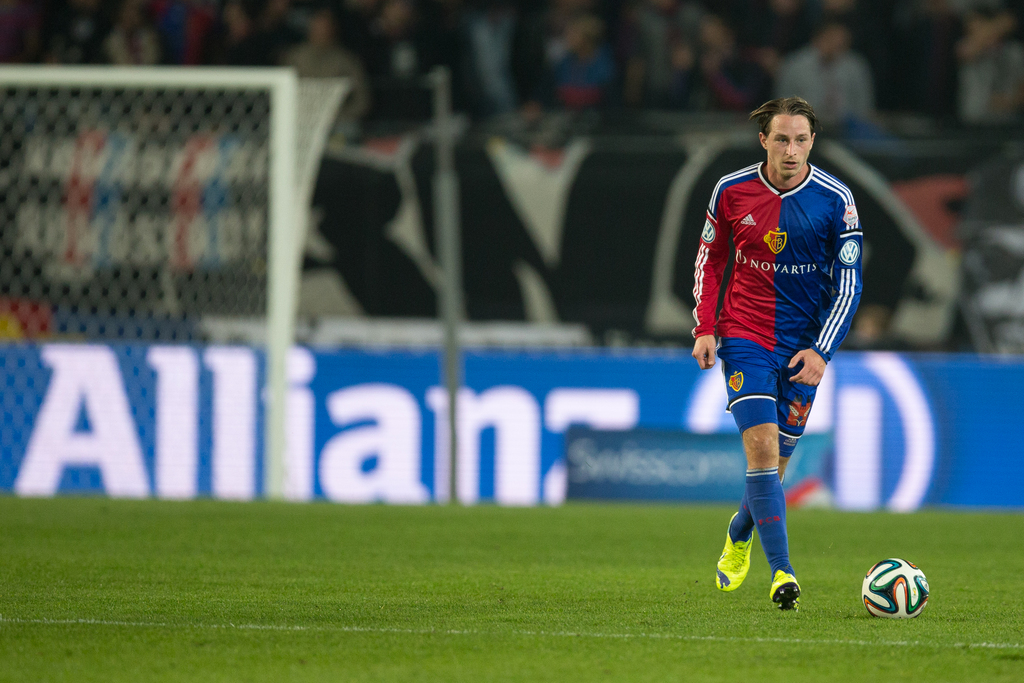 Luca Zuffi (Basel) waehrend der Super League Partie zwischen dem FC Basel und dem Grasshopper Club Zuerich im St. Jakob-Park, am Samstag 1. November in Basel. (PHOTOPRESS/Dominik Baur)