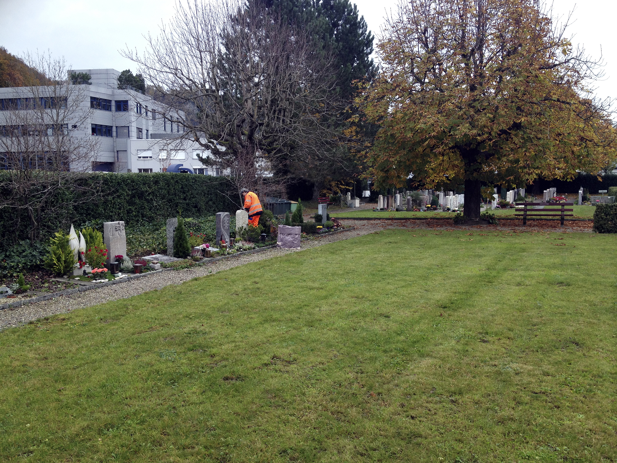 Auf dem Friedhof fallen immer arbeiten an. Die Gräber sollen sauber sein.