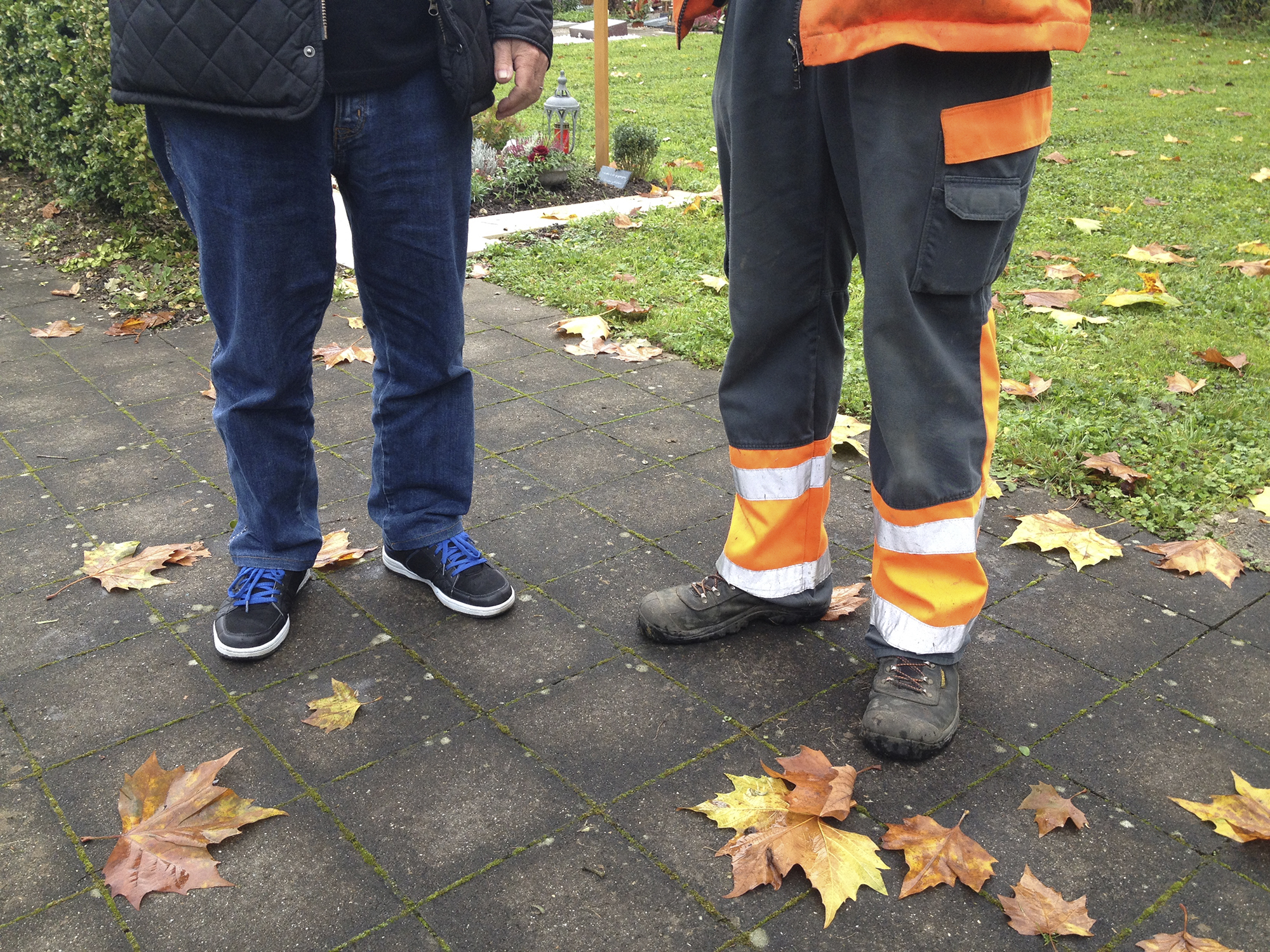 Der Betreuer U.B. im Gespräch mit einem Sozialhilfebezüger – beide wollen nicht namentlich genannt werden.