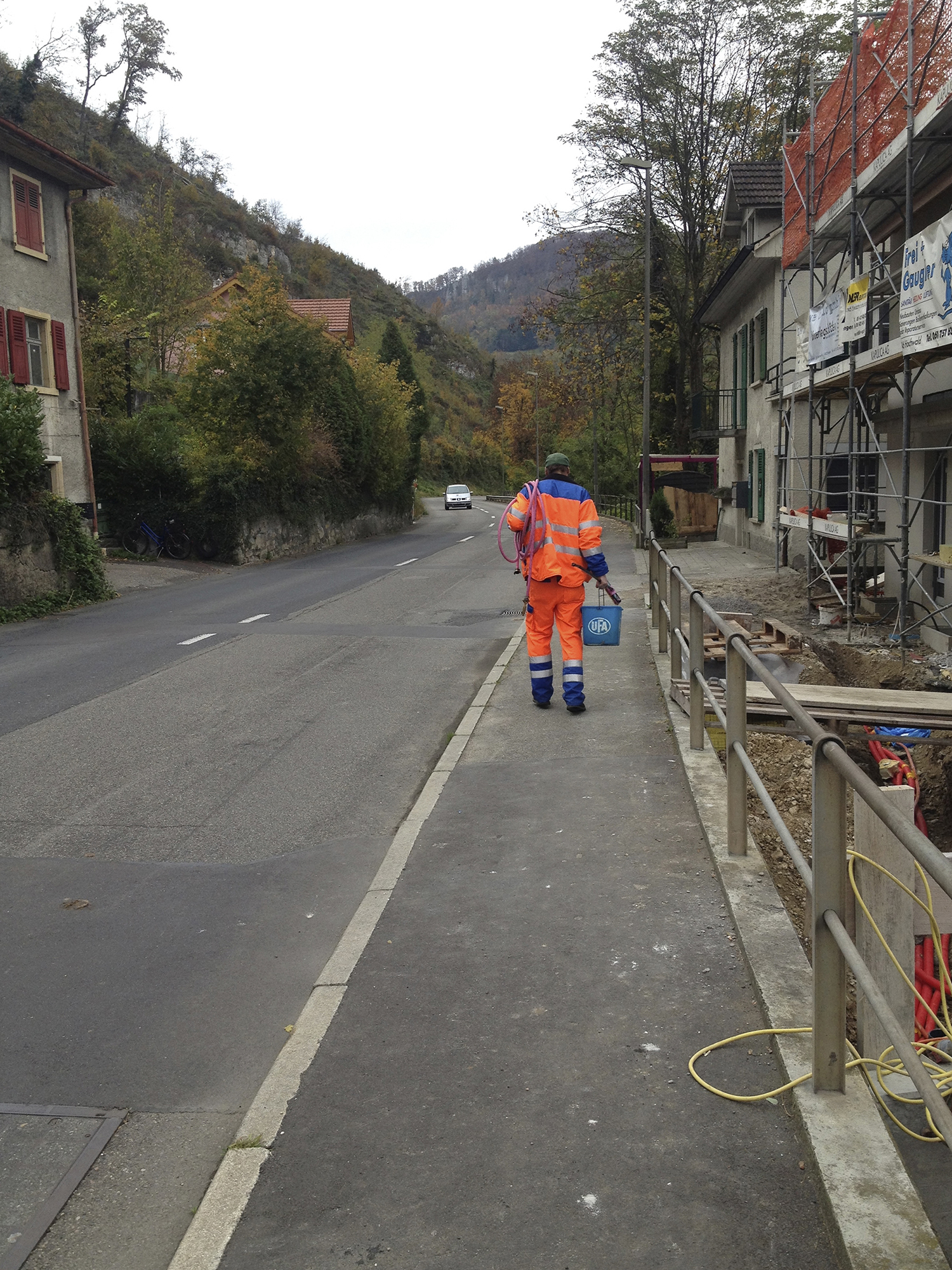 Jeden Arbeitstag laufen die Arbeitenden durch das Dorf Grellingen.
