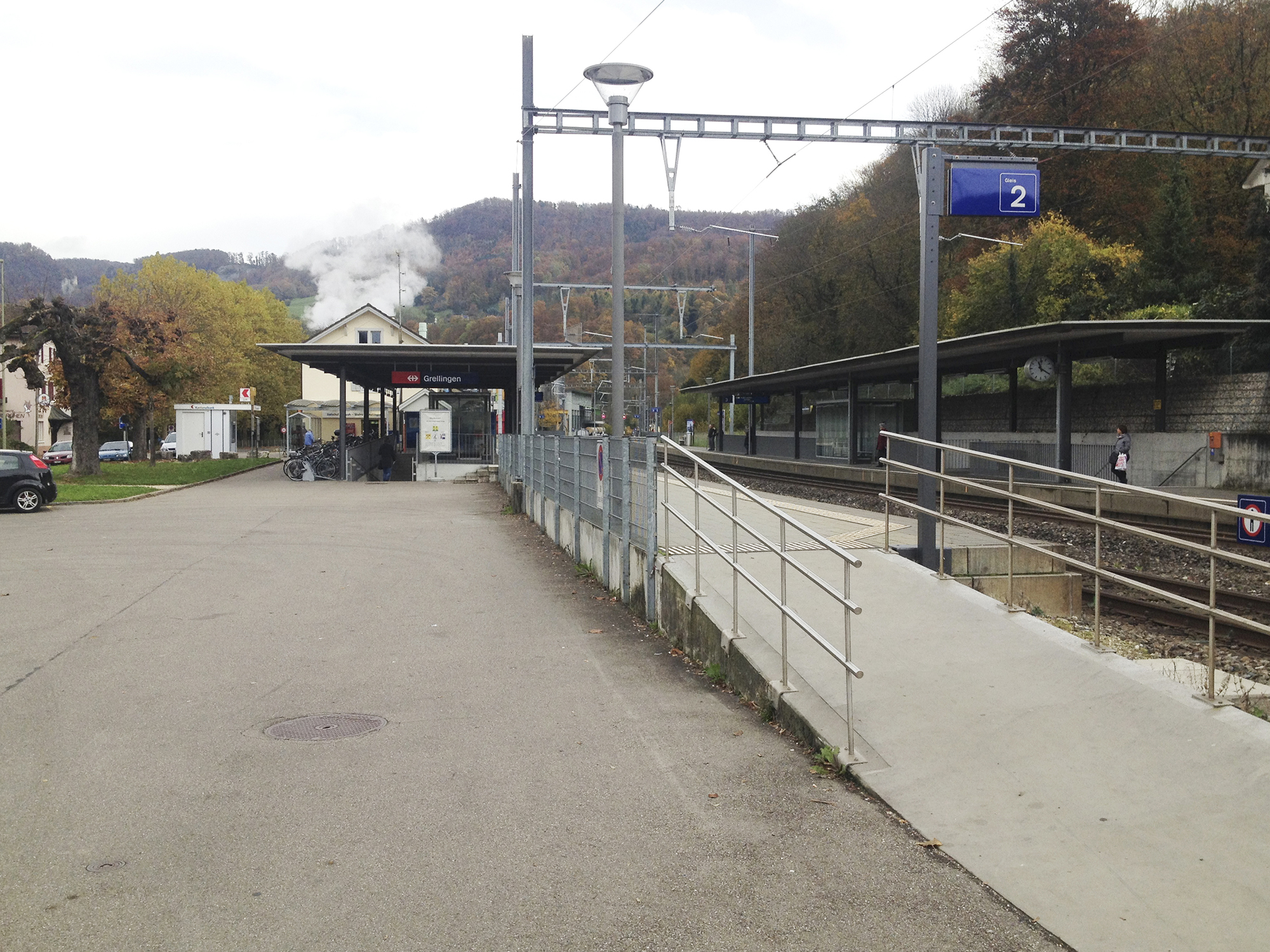 Der Bahnhof als Tor zur Welt und für die Gemeinde ein Problem. Gute ÖV-Anbindung ist laut Gemeinderat Pabst ein Grund für die vielen Sozialhilfebezüger.