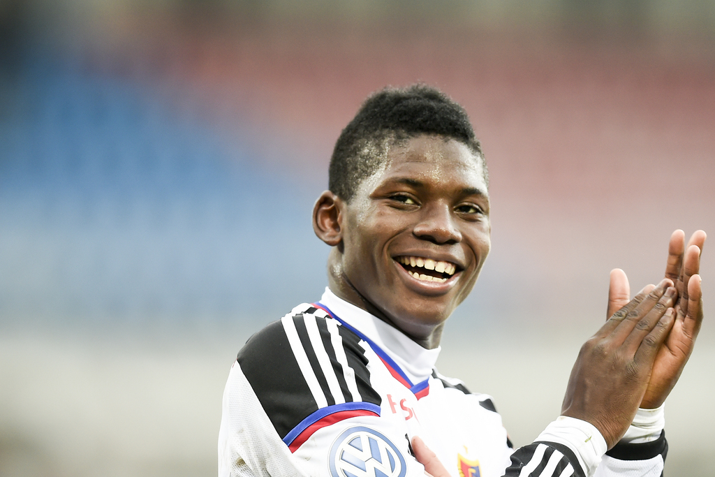 Der Basler Breel Embolo strahlt nach dem Sieg seiner Mannschaft, im Fussball Meisterschaftsspiel der Super League zwischen dem FC Vaduz und dem FC Basel, im Rheinpark Stadion in Vaduz, am Sonntag, 9. November 2014. (KEYSTONE/Gian Ehrenzeller)