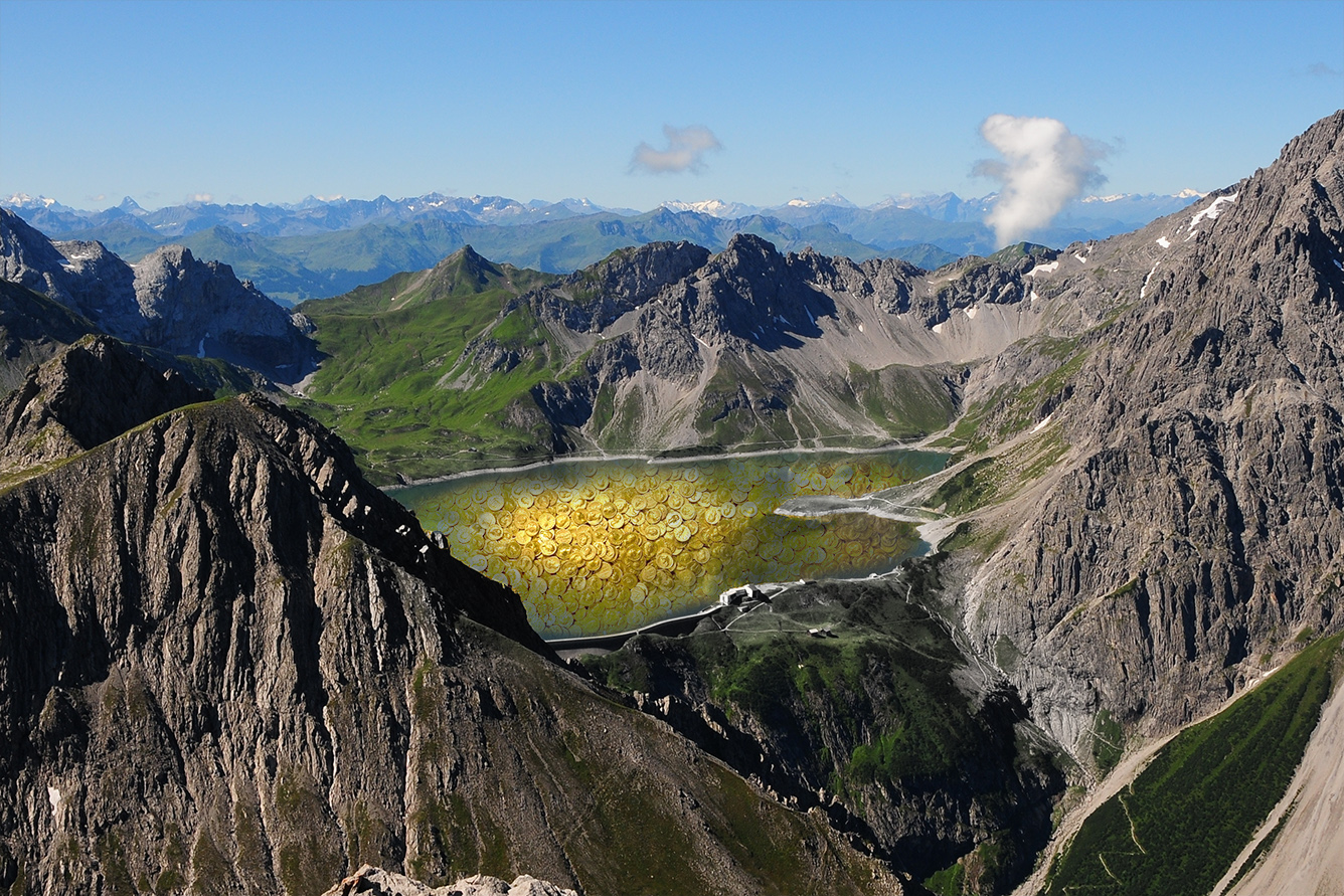 Der Legende nach liegen Raubgold und Schmuck auf dem Grund des Lünersees im österreichischen Voralberg, nahe der schweizerischen Grenze.
