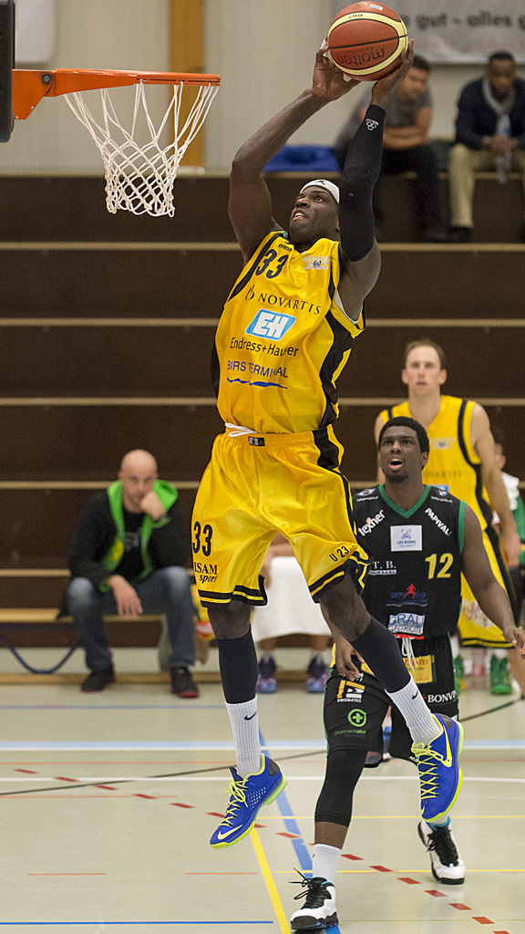 Der Birstaler Darell Vinson fliegt zum Korb waehrend des Spieles der Basketball National League A zwischen den Starwings Basket Regio Basel und dem BBC Monthey in der Sporthalle in Birsfelden, am Samstag, 15. November, 2014. (KEYSTONE/Georgios Kefalas)