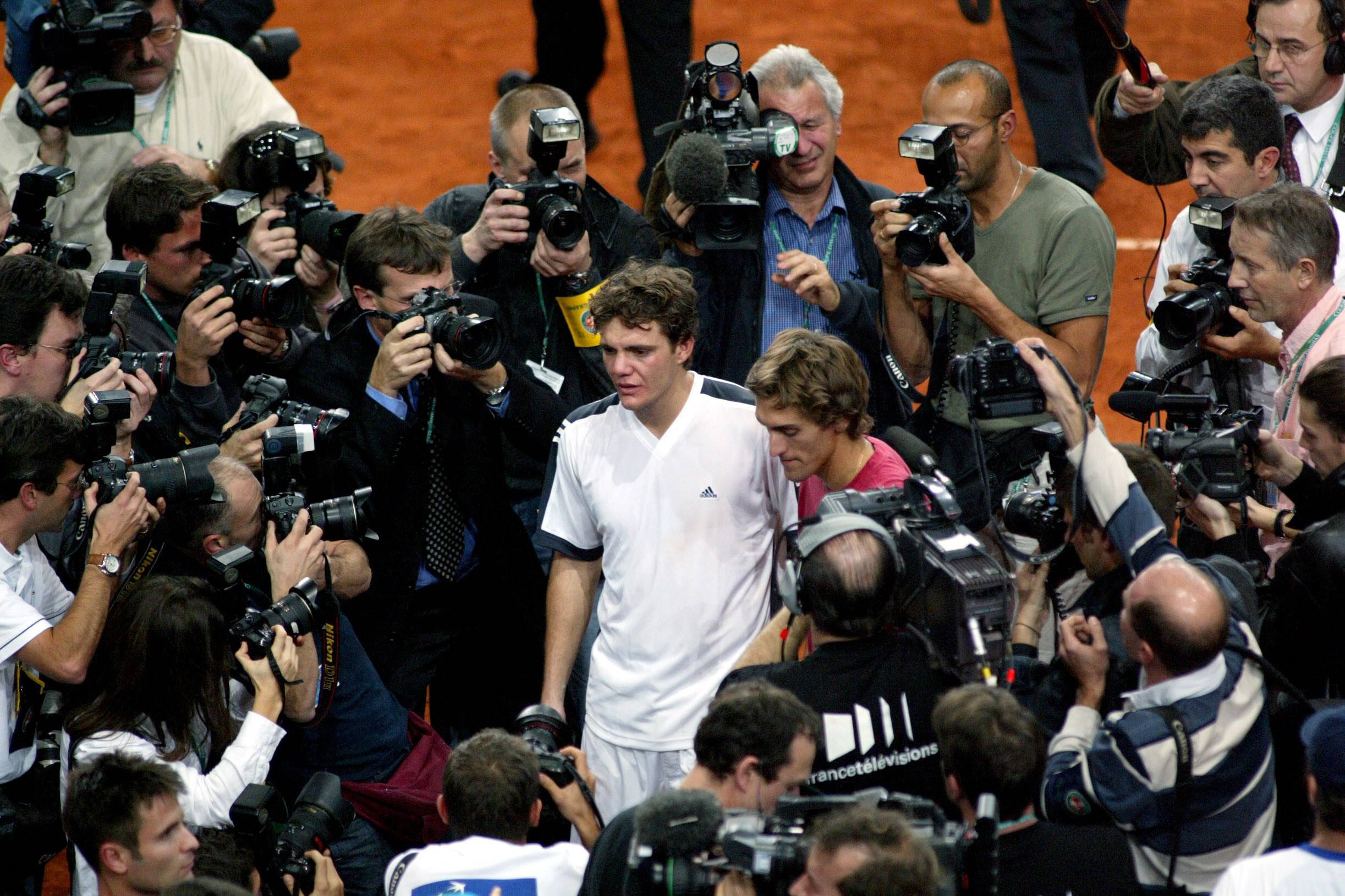 «Eine Enttäuschung, die ich nie ganz überwunden habe» – Paul-Henri Mathieu (weisses Tenue, daneben Nicolas Escude) liegt 2002 mit 2:0-Sätzen im vierten, entscheidenden Einzel vorne – und verliert.