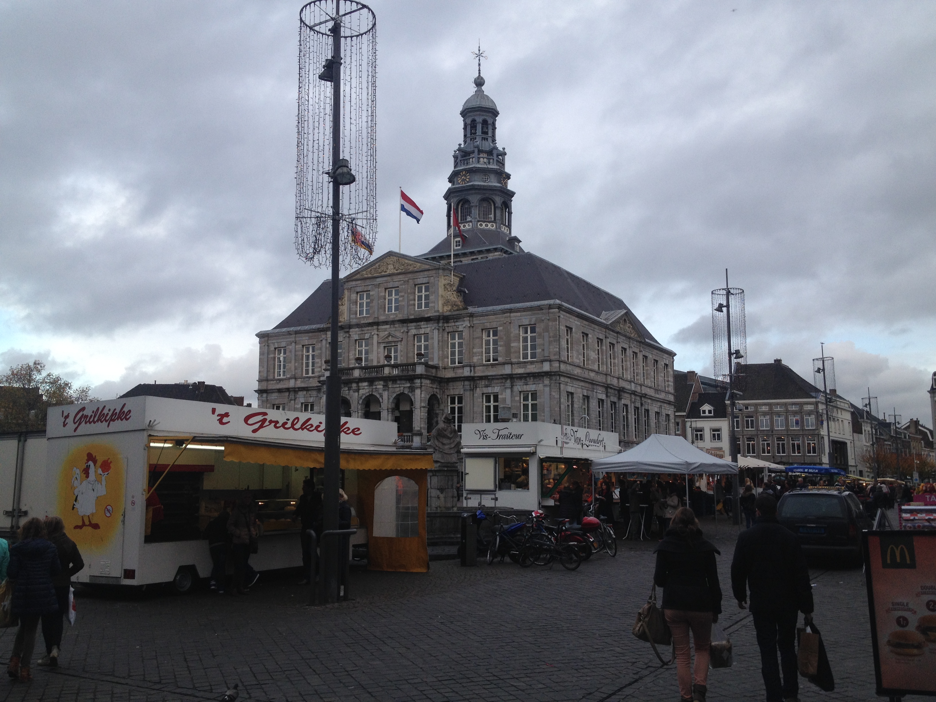 Auf dem Marktplatz kann einfach, aber gut gegessen werden.