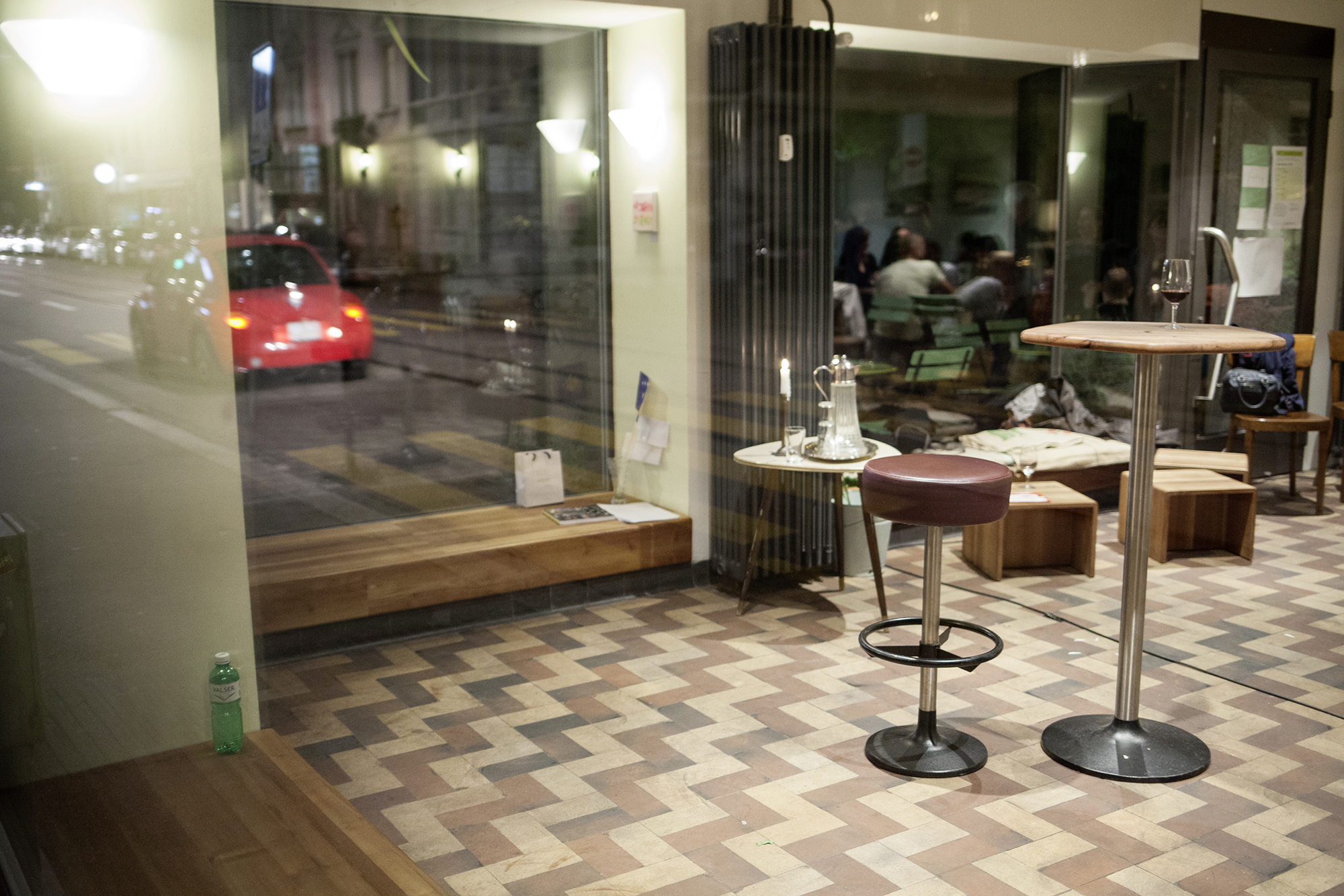 Auf diesem Hocker werden die Texte in der «VorlesBar» vorgetragen.