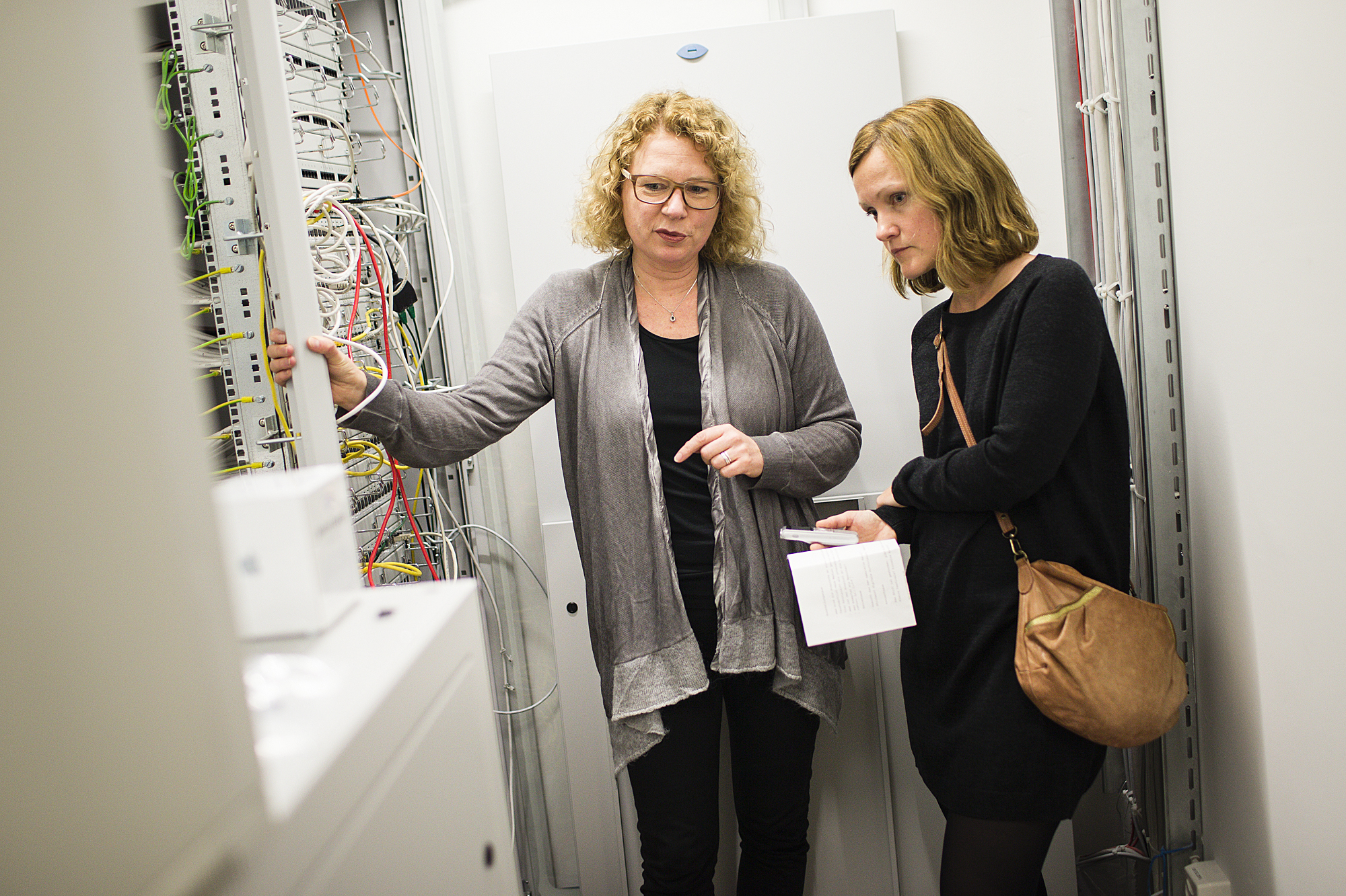 Sabine Himmelsbach erklärt den neuen Server, dahinter die Netzwerkbasisstation.