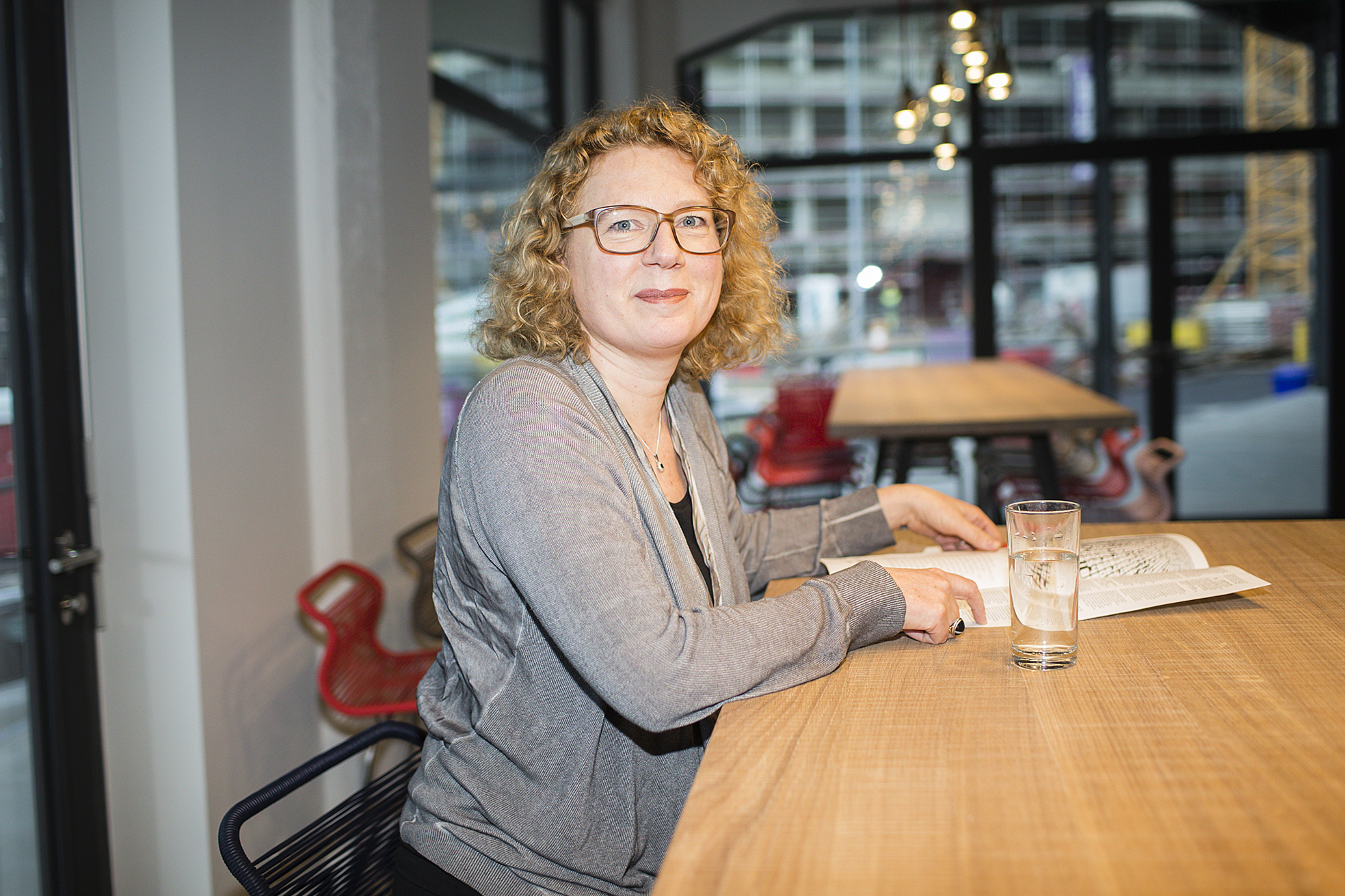 Sabine Himmelsbach freut sich im Café vor allem auf den Kaffee – leider war bei unserem Besuch die Maschine noch nicht an.
