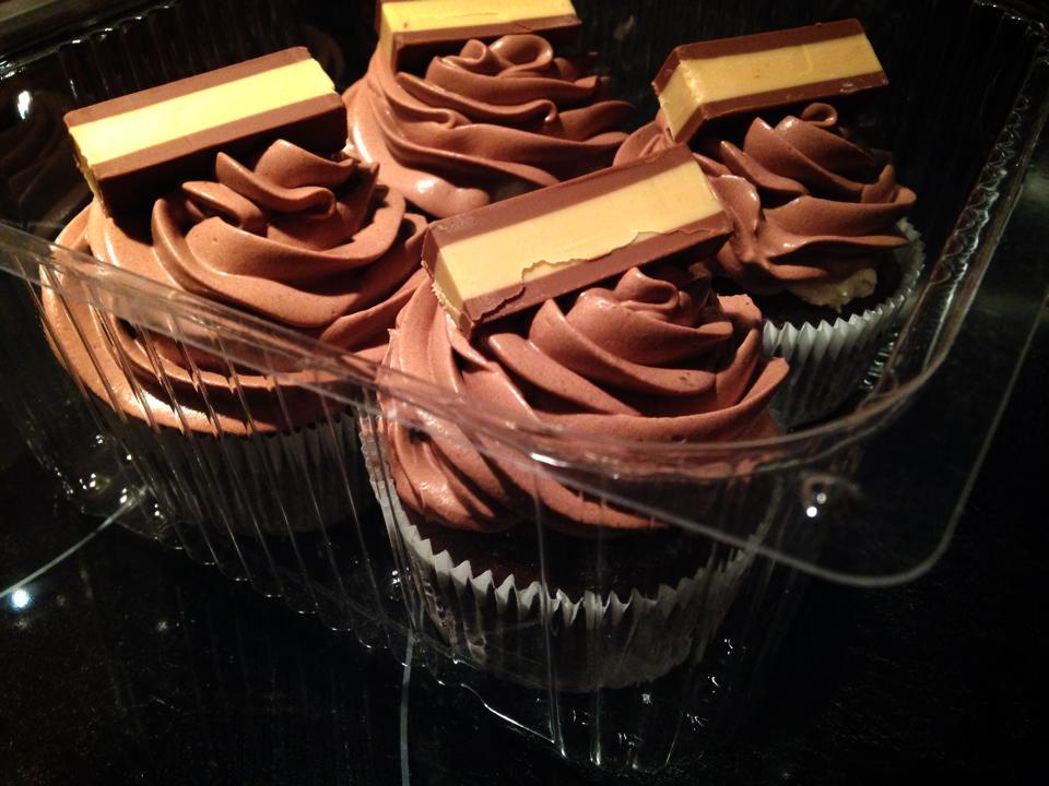 Schokocupcake mit Mandelcremefüllung und Kahluatopping