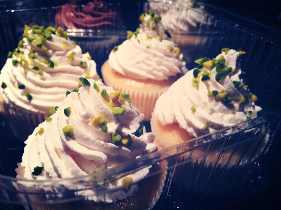 Heller Cupcake mit Aprikosenkompottkern und Vanilletopping