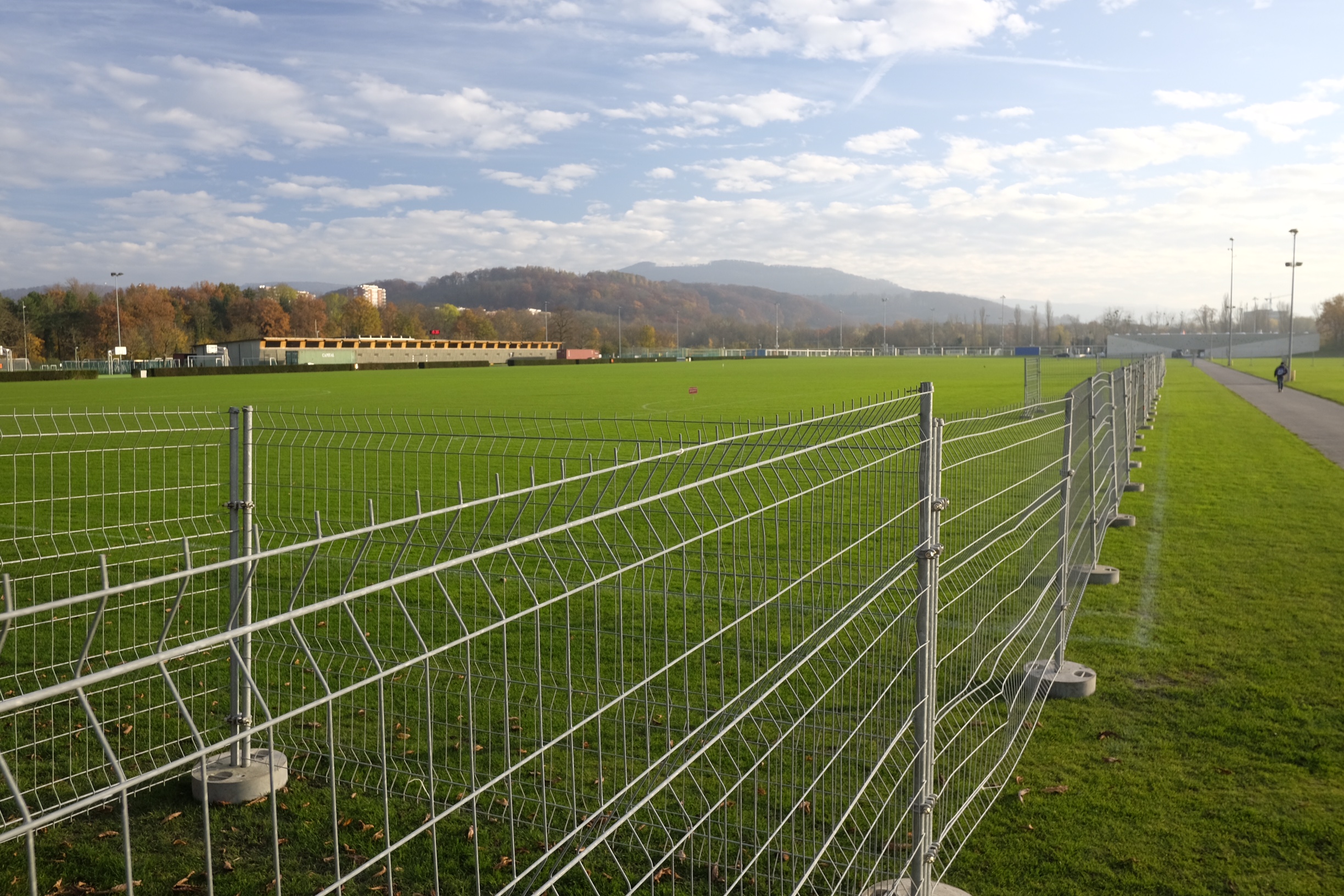 Rund vier Fussballfelder gross wird das eingegitterte Areal beim Joggeli.
