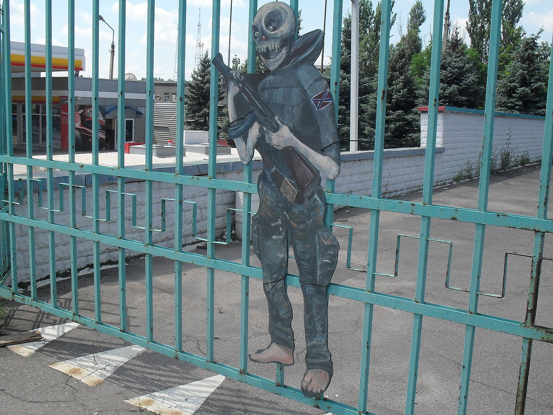 Ein Separatist mit Totensch&auml;del. Die Figur wurde an das Tor eines gro&szlig;en Parkplatzes in Donezk montiert.