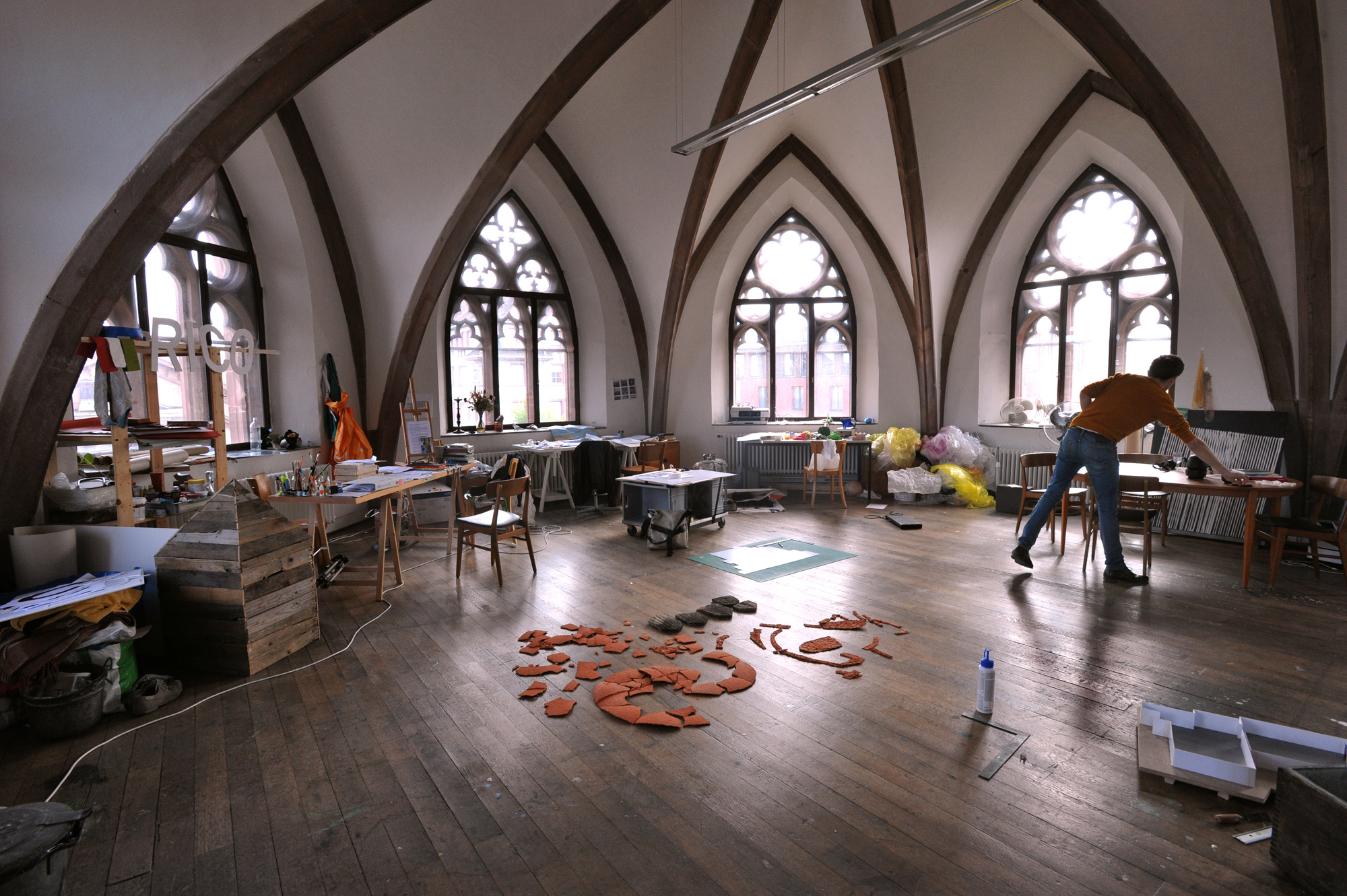 Im obersten Geschoss der Kirche teilen sich Franziska Baumgartner, Martin Chramosta und Jan Hostettler (im Bild) einen grossen Atelierraum.