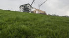Ein Haus wird gebaut auf der gruenen Wiese in Holeneich, Gemeinde Tuggen, aufgenommen am 23. April 2013. (KEYSTONE/Christian