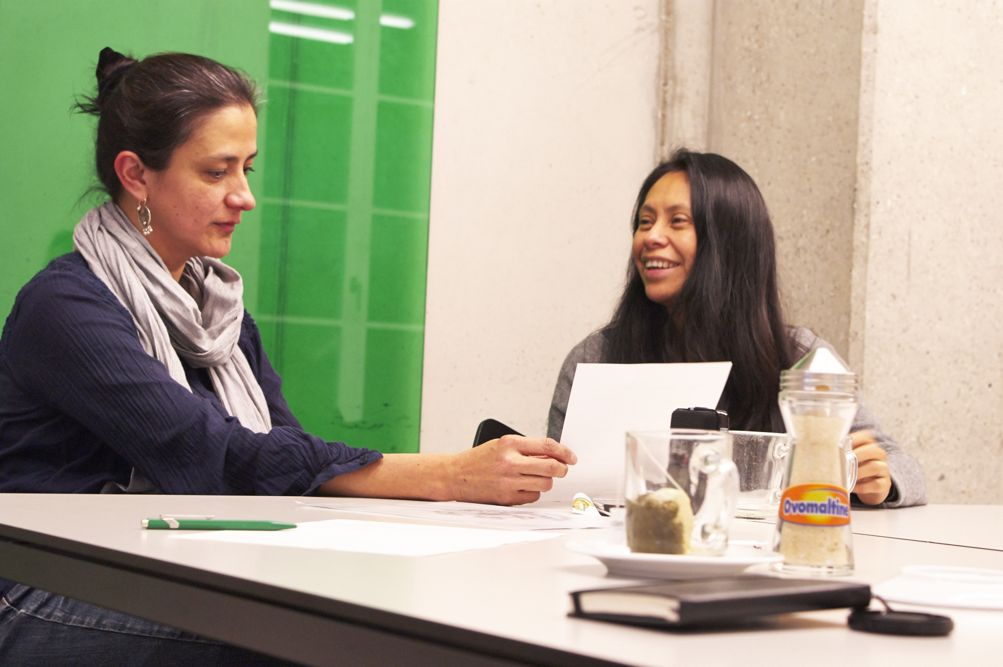 Laura Arnaud (links) und Esdra Cordova diskutieren, welche Veränderungen in Mexiko nötig sind.
