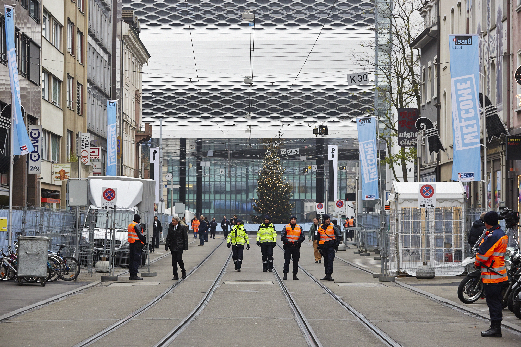 Rund um den Messeplatz hat es vor allem eines: Polizisten in den verschiedensten Farben und mit den unterschiedlichsten Dialekten.
