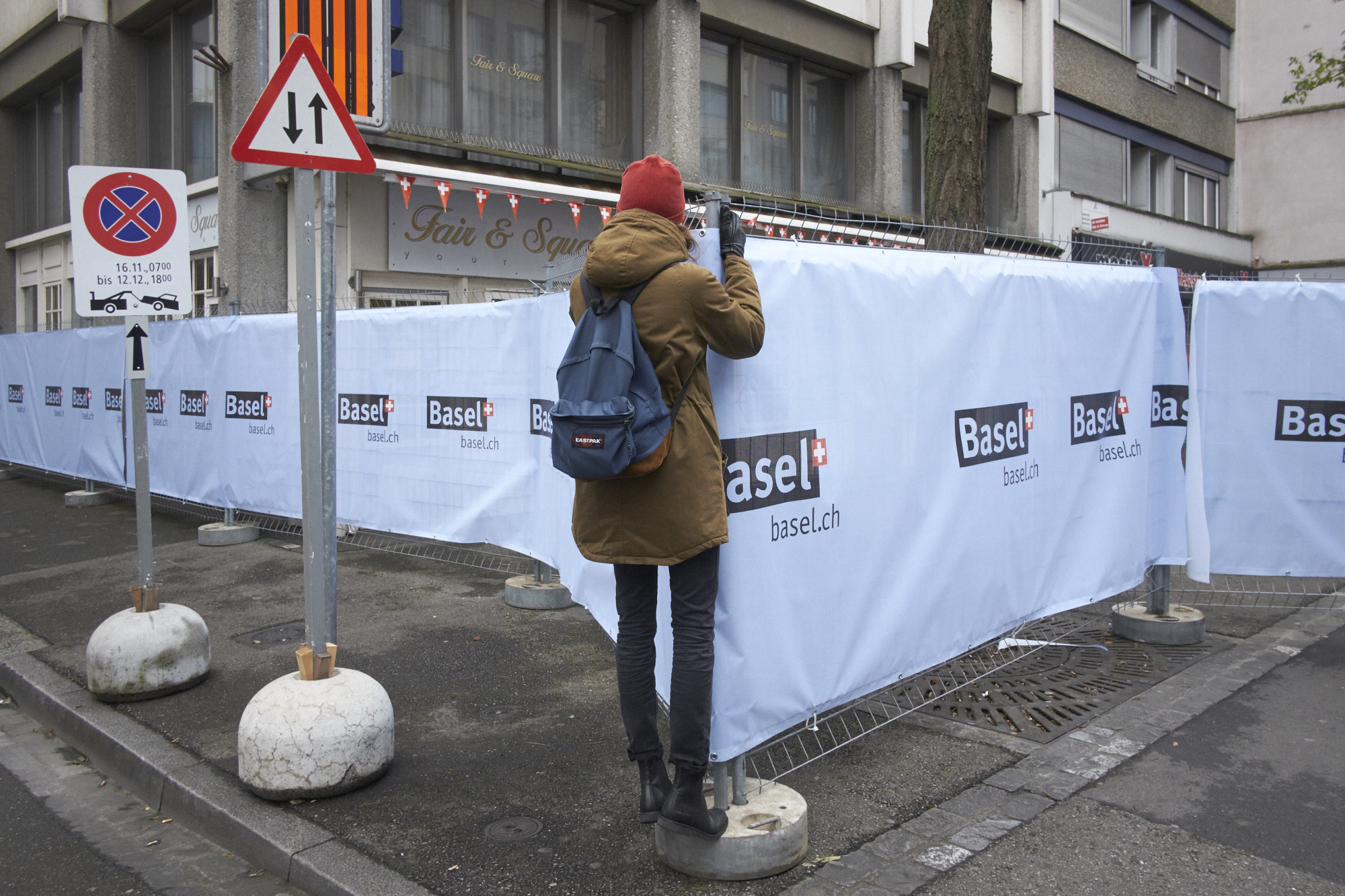 Reporter müssen manchmal an die Grenzen gehen. Vor allem wenn der Weg zum Pub versperrt ist.