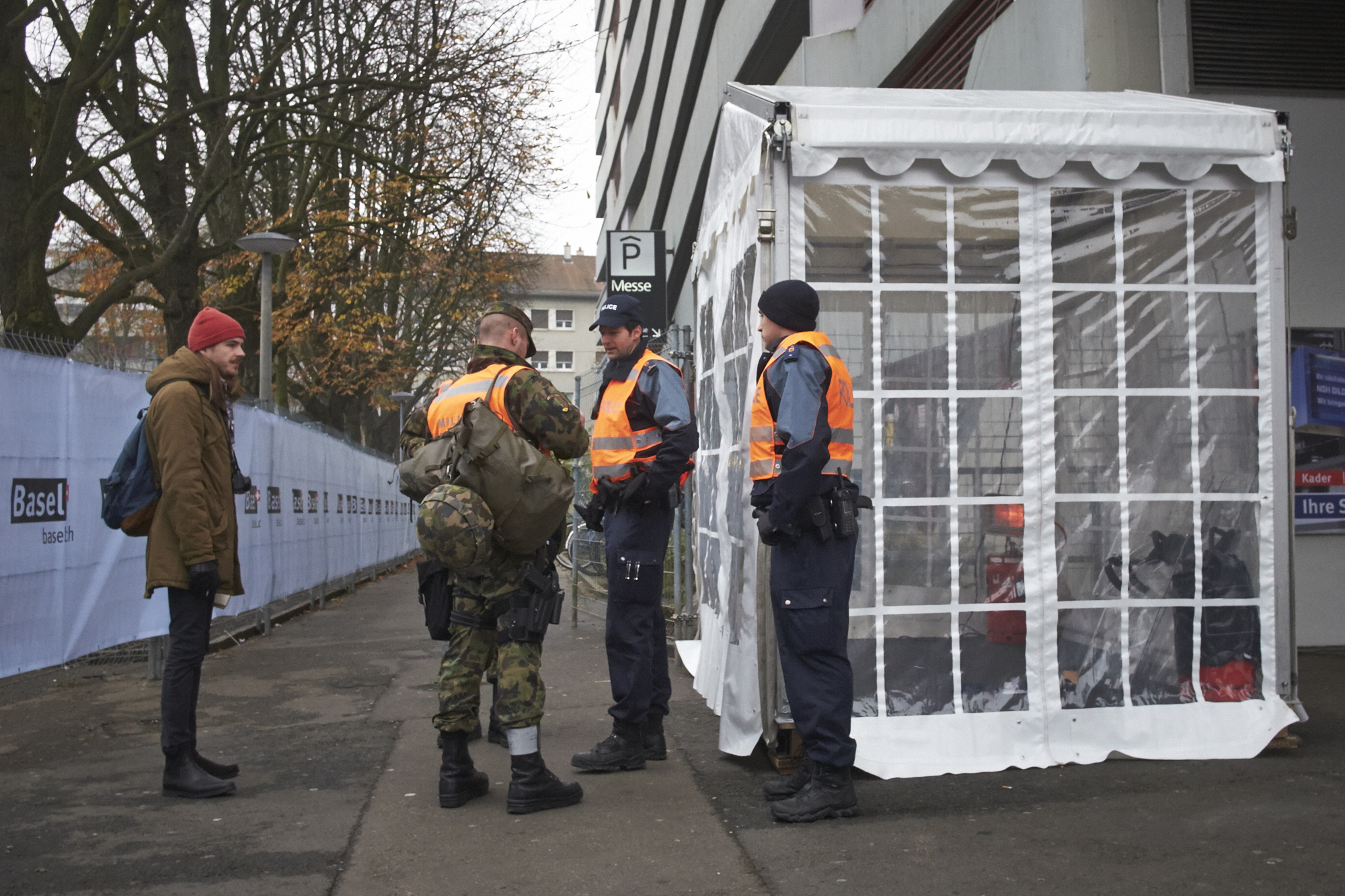 Weniger spärlich gesät sind die Sicherheitsleute. Diese Militärpolizisten waren sehr umgänglich. Den Heliport auf dem Dach des Messeparkings haben sie uns dann aber doch nicht besichtigen lassen.