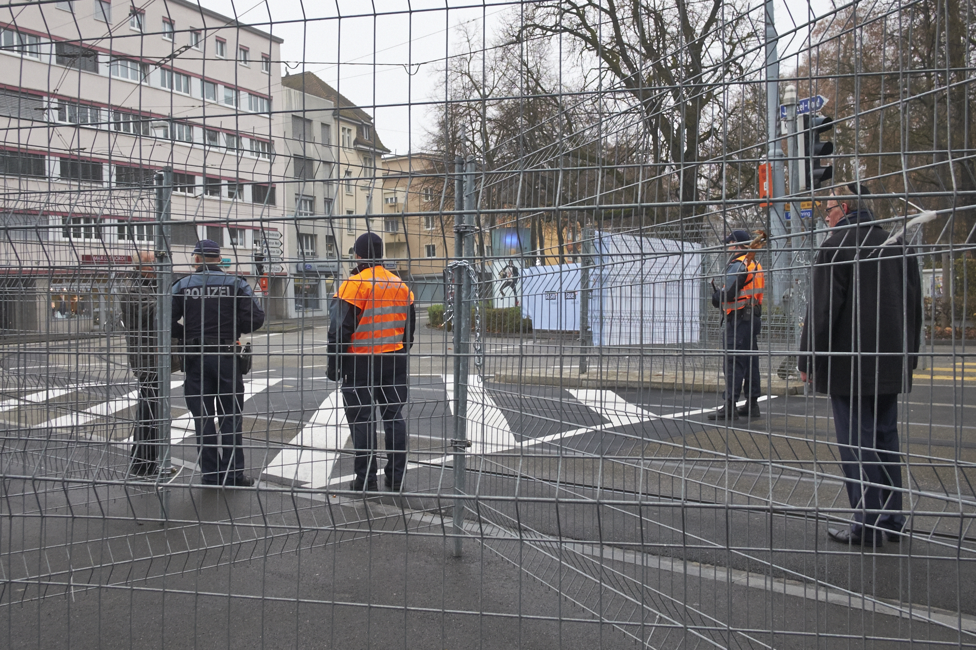 Eine Minute nachdem dieses Bild entstand, wurden wir von den Herren in Blau vertrieben. Es sei eine «heikle» Person in der Nähe, die nicht wünsche, von Fotografen/Journalisten gesehen zu werden.