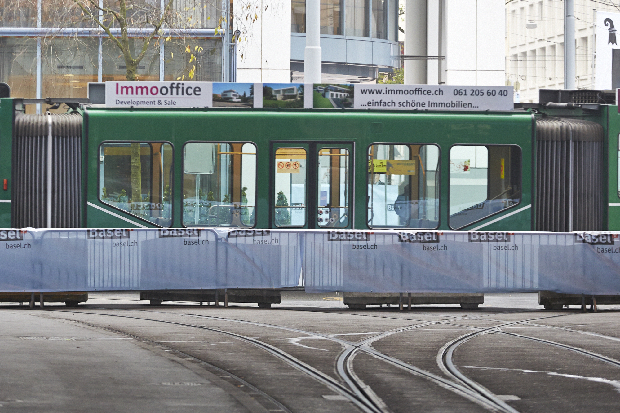 Geistertrams überqueren den Geisterplatz. Menschen sah man am Mittwochvormittag auf dem Messeplatz noch kaum.