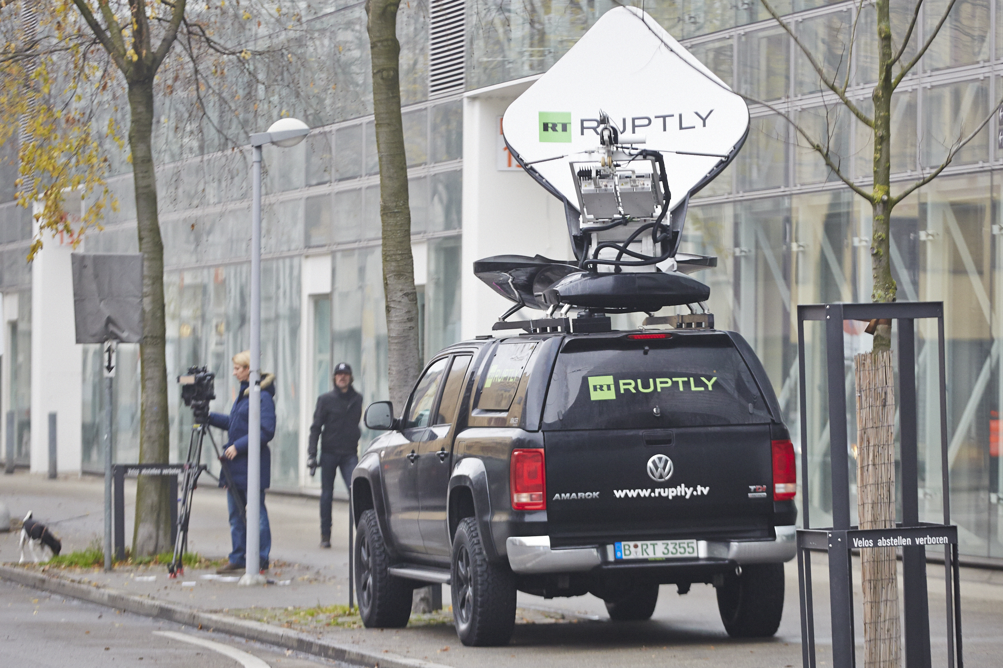 Die Kollegen des russisch-deutschen Fernsehsenders «Ruptly» sind bereits vor Ort.