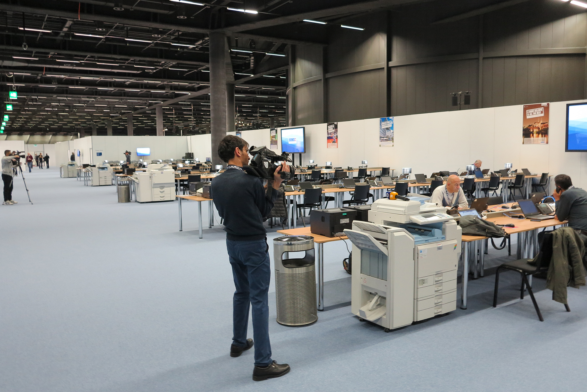 Metaphysisches Gruseln im Media Center. Journalisten die andere Journalisten beim Arbeiten filmen und dabei von noch anderen Journalisten fotografiert werden.