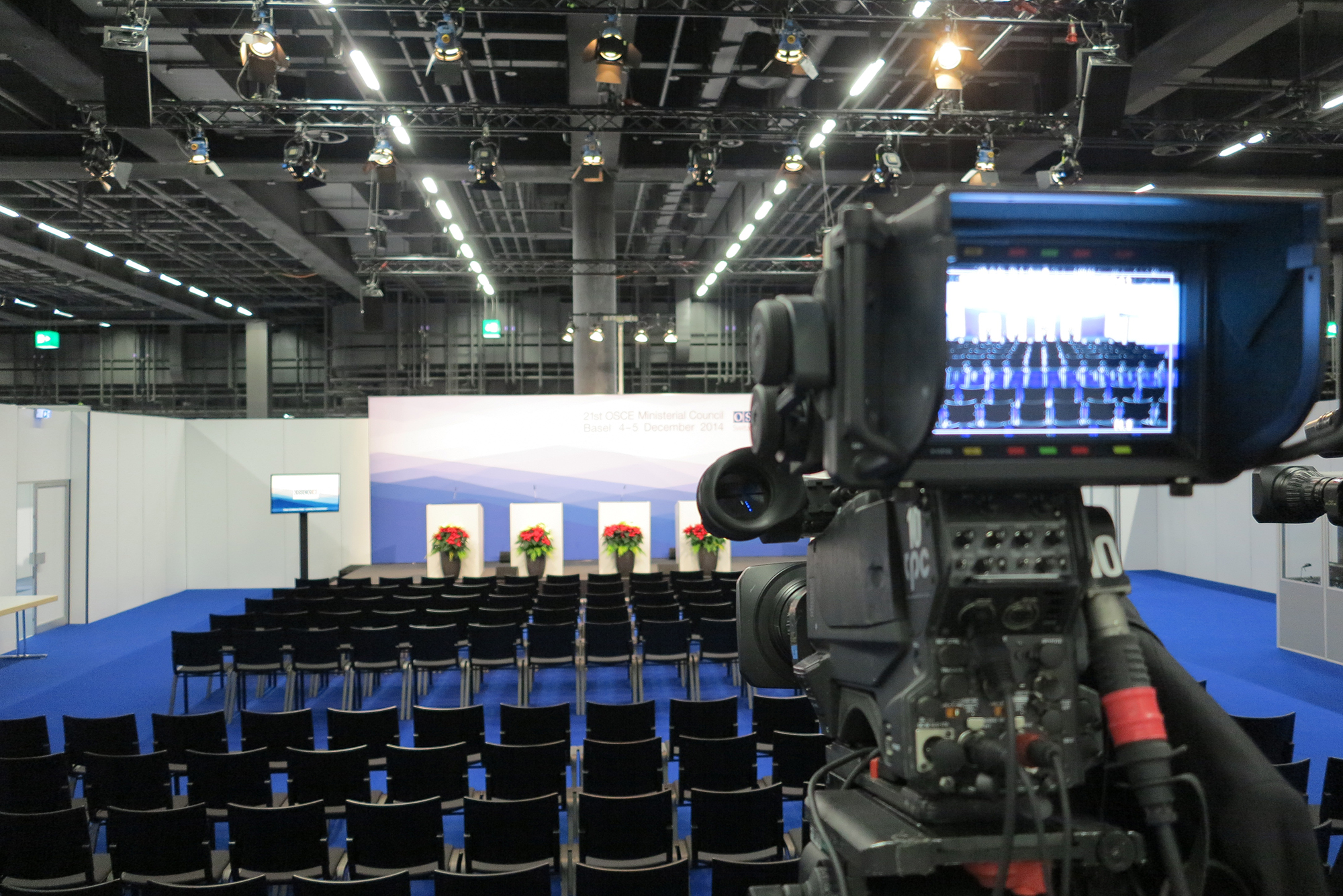 Die Kulisse steht, das Blumenbouquet strahlt. In diesem Saal werden die Medienkonferenzen abgehalten werden.