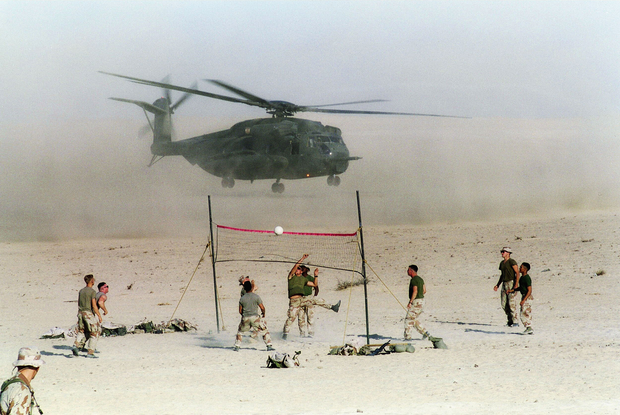 US Marines spielem am 9. November 1990 in der saudi-arabischen Wüste Volleyball.