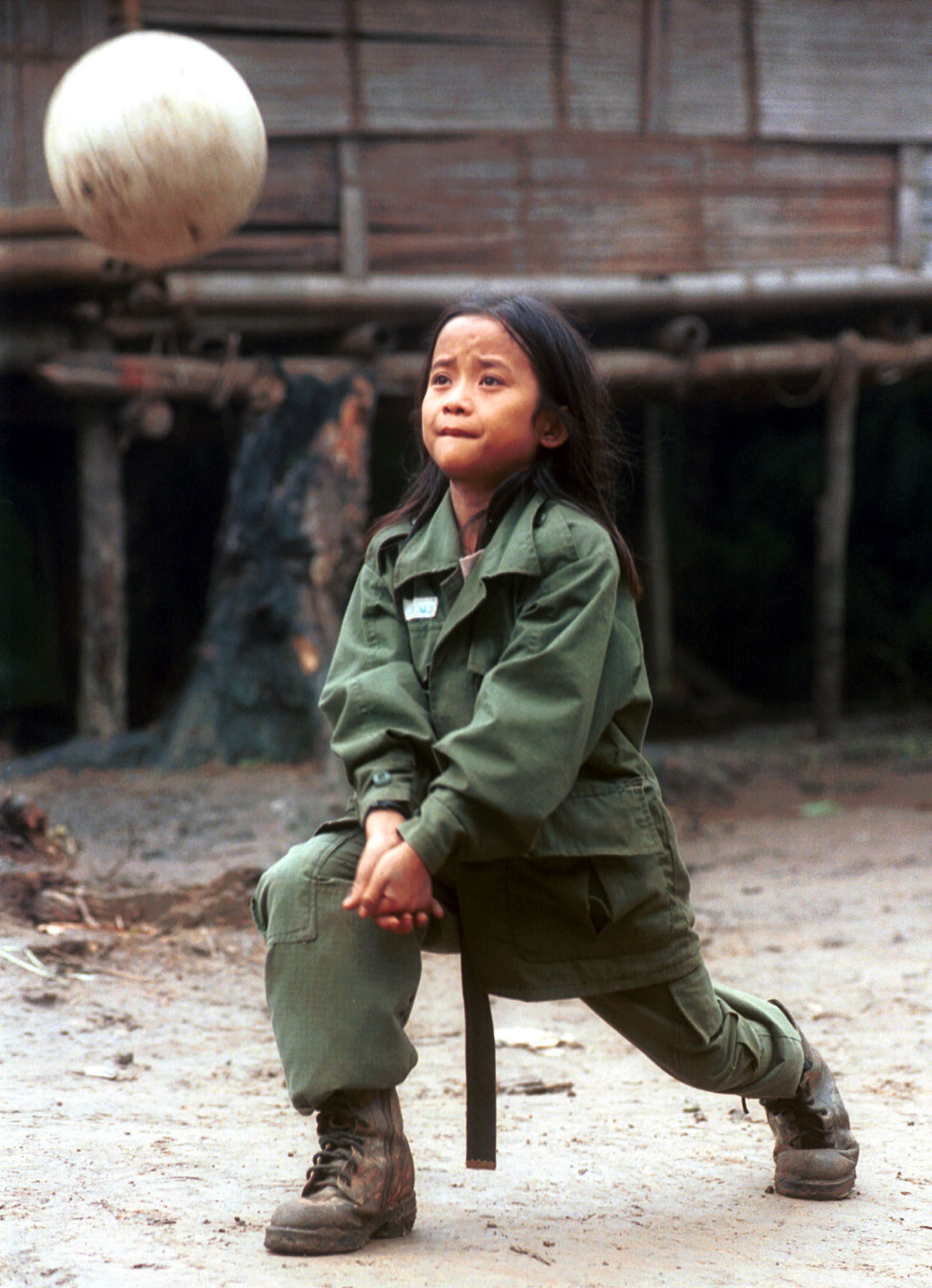 Johnny Htoo, 12-jähriger Guerilla beim Volleballspielen im Jahr 1999.