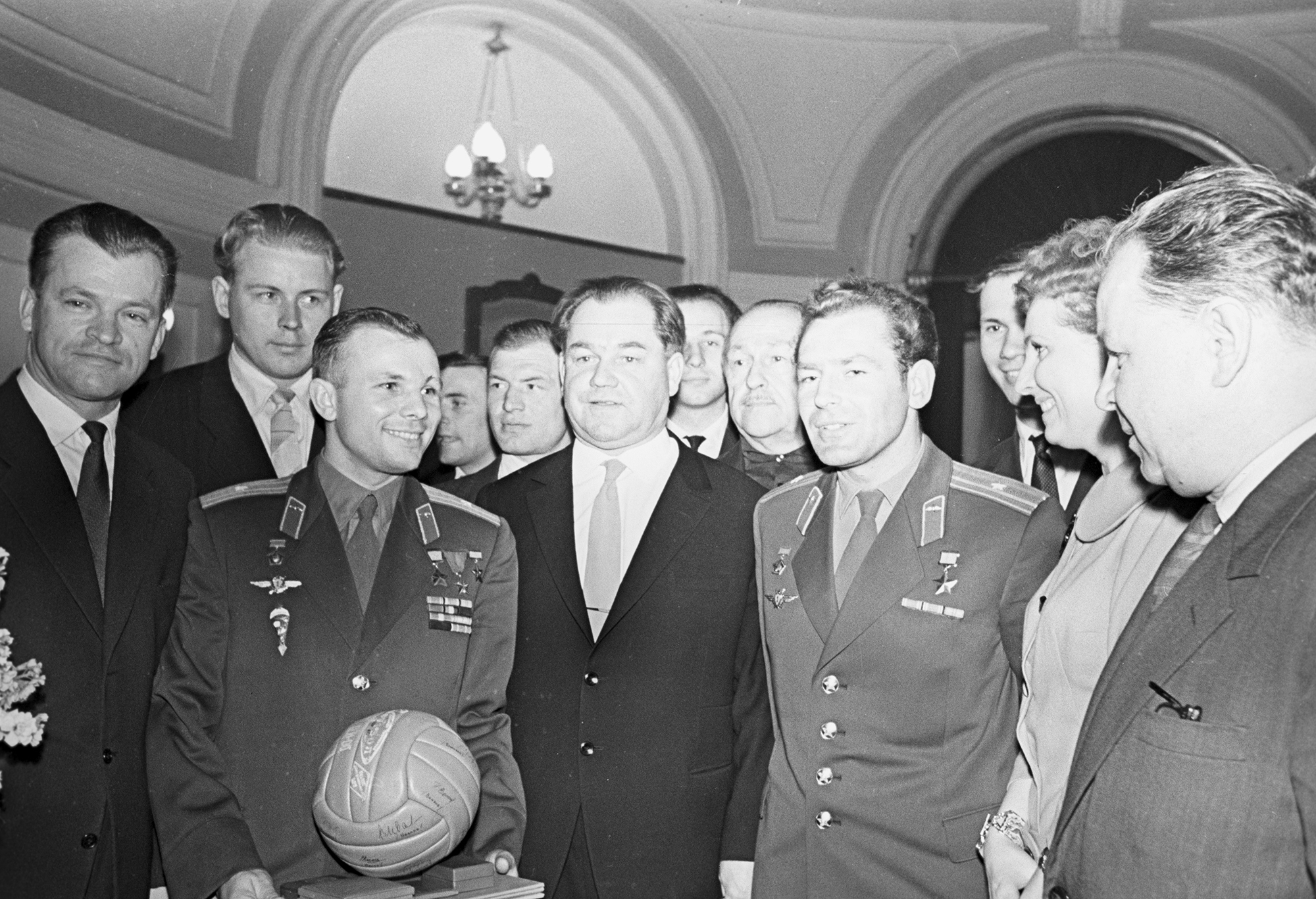Juri Gagarin (mit Ball) und sein Ersatzmann German Titow bei einem Empfang mit dem sowjetischen Volleyball-Nationalteam.