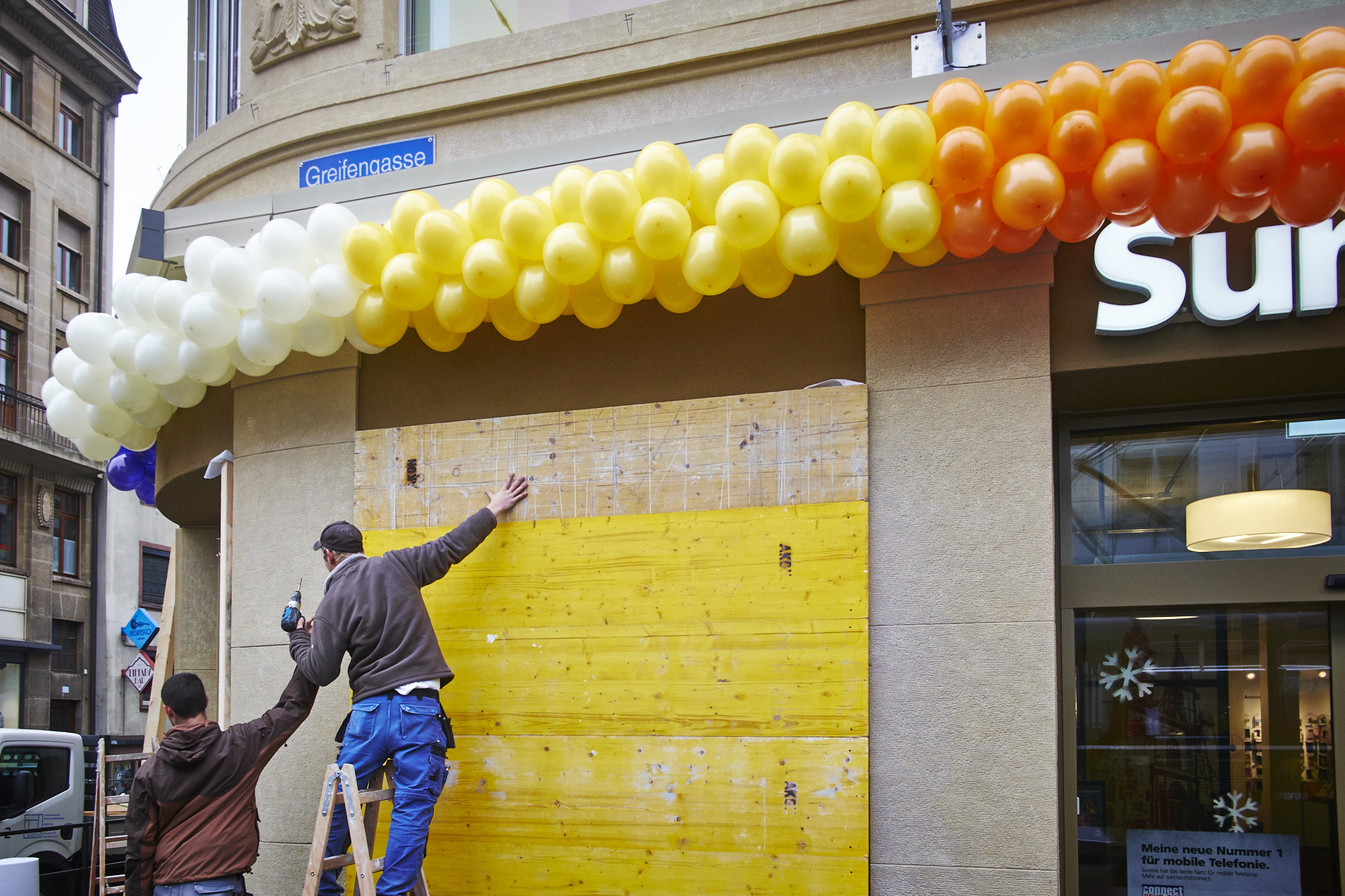 Auch der Sunrise-Shop an der Greifengasse schützt die Fensterfront mit Brettern.