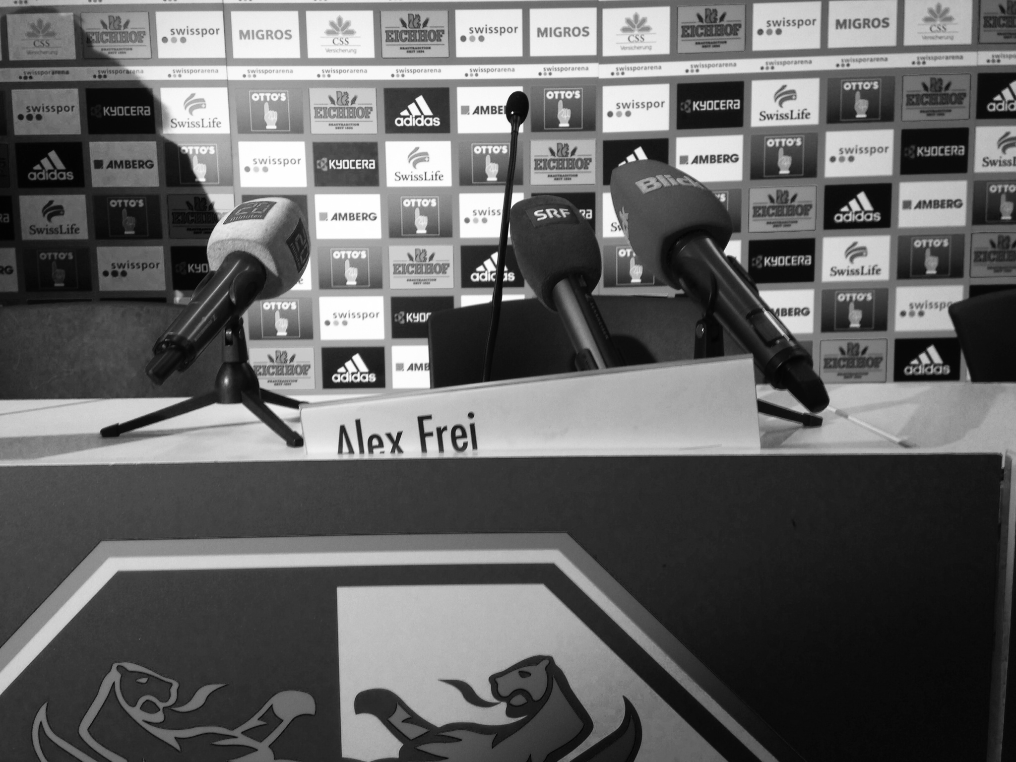 Alex Frei ist als Sportchef des FC Luzern Geschichte – auf dem verrutschten Namensschild für die Medienorientierung ist seine Funktion schon nicht mehr zu erkennen.