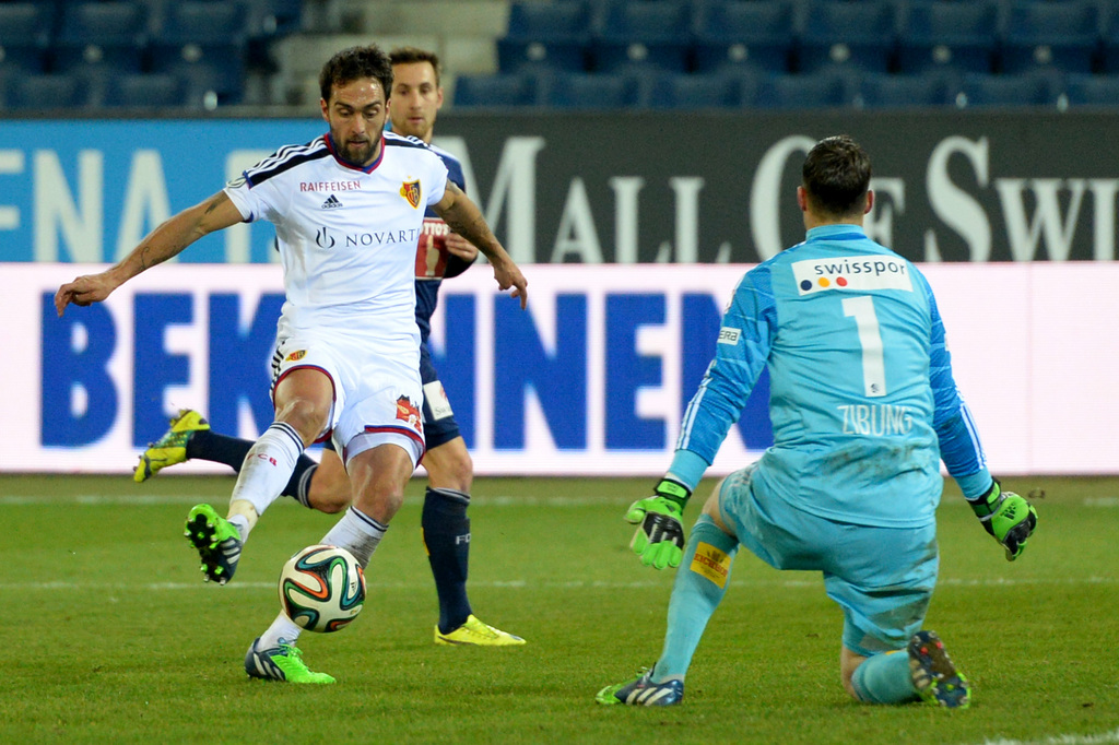 Matias Delgado, links, von Basel, schiesst das Tor zum 0:2 fuer Basel gegen Torhueter David Zibung, rechts, von Luzern, im Fussball Meisterschaftsspiel zwischen dem FC Luzern und dem FC Basel, am Samstag, 6. Dezember 2014, in Luzern. (KEYSTONE/Urs Flueeler)