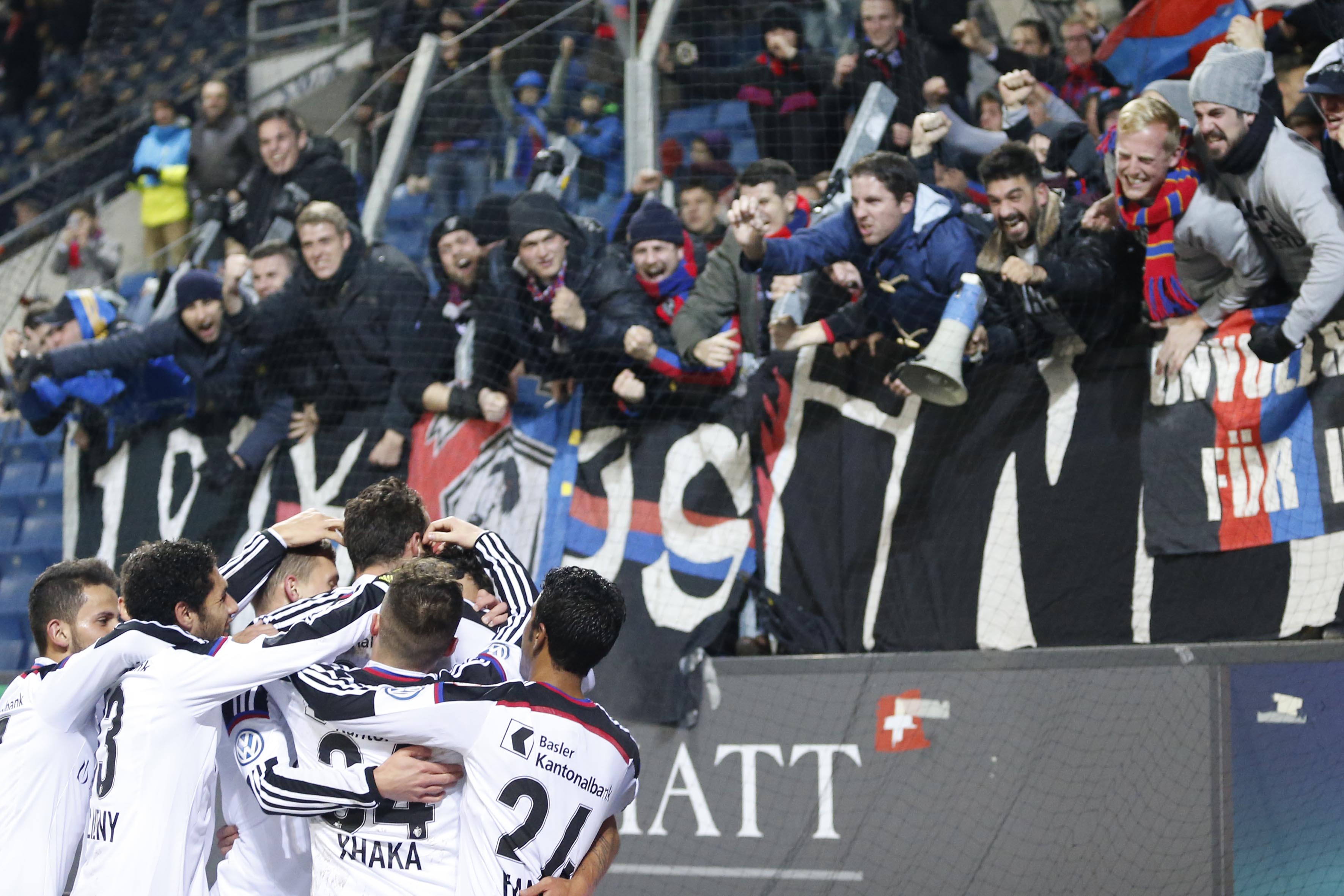 06.12.2014; Luzern; Fussball Super League - FC Luzern - FC Basel; FCB Fans und Spieler jubeln nach dem Tor zum 0:2 (Andreas Meier/freshfocus)