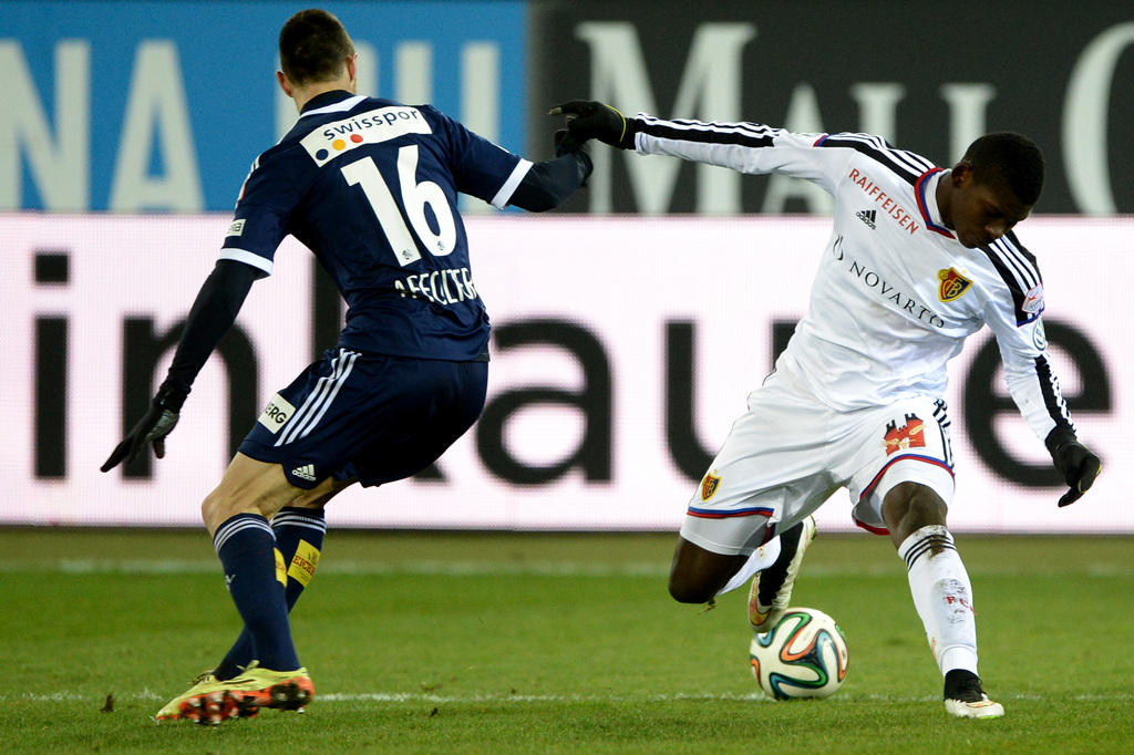Breel Embolo, rechts, von Basel, im Spiel gegen Francois Affolter, links, von Luzern, im Fussball Meisterschaftsspiel zwischen dem FC Luzern und dem FC Basel, am Samstag, 6. Dezember 2014, in Luzern. (KEYSTONE/Urs Flueeler)